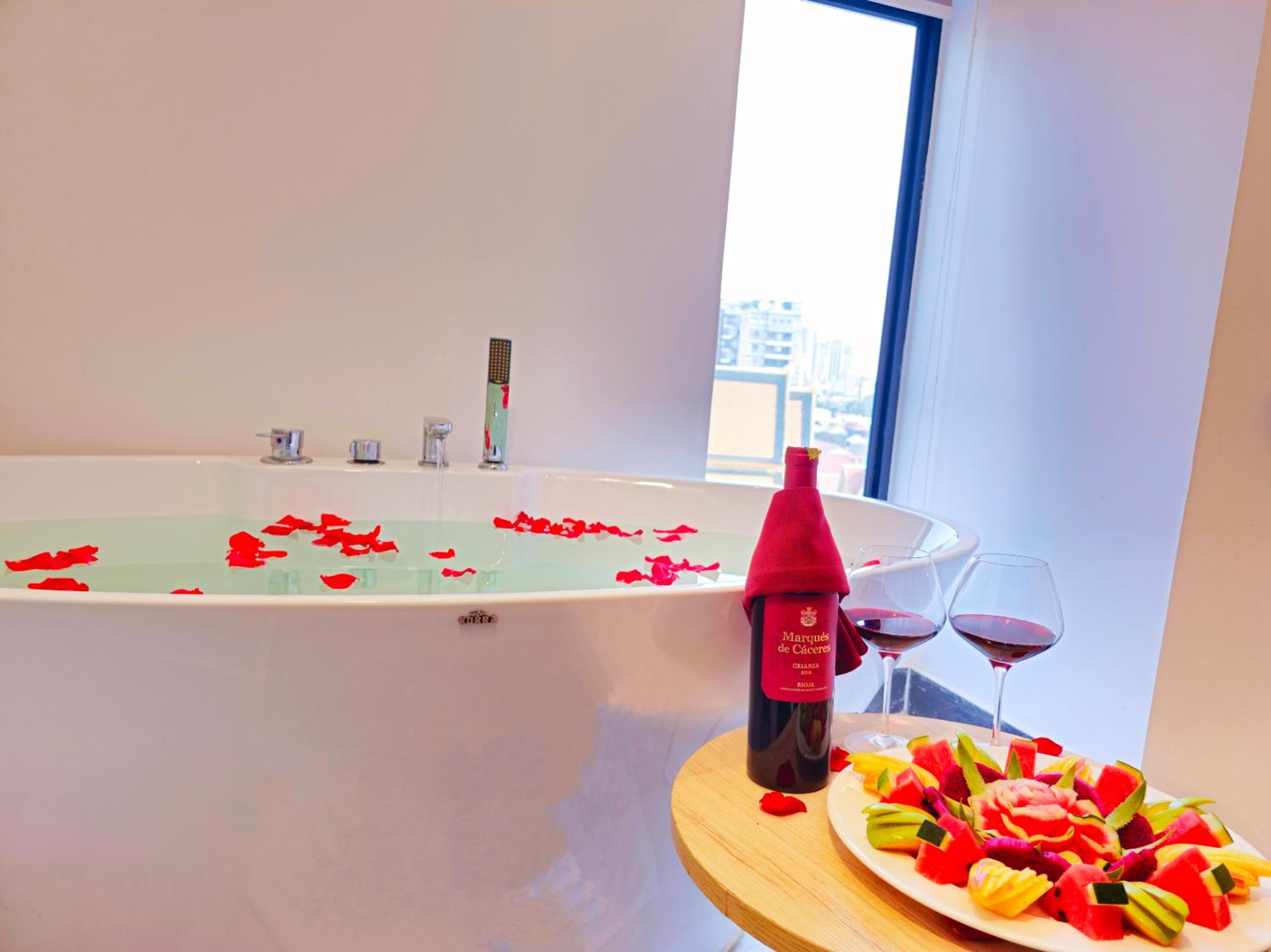 Executive Suite - Photo 9