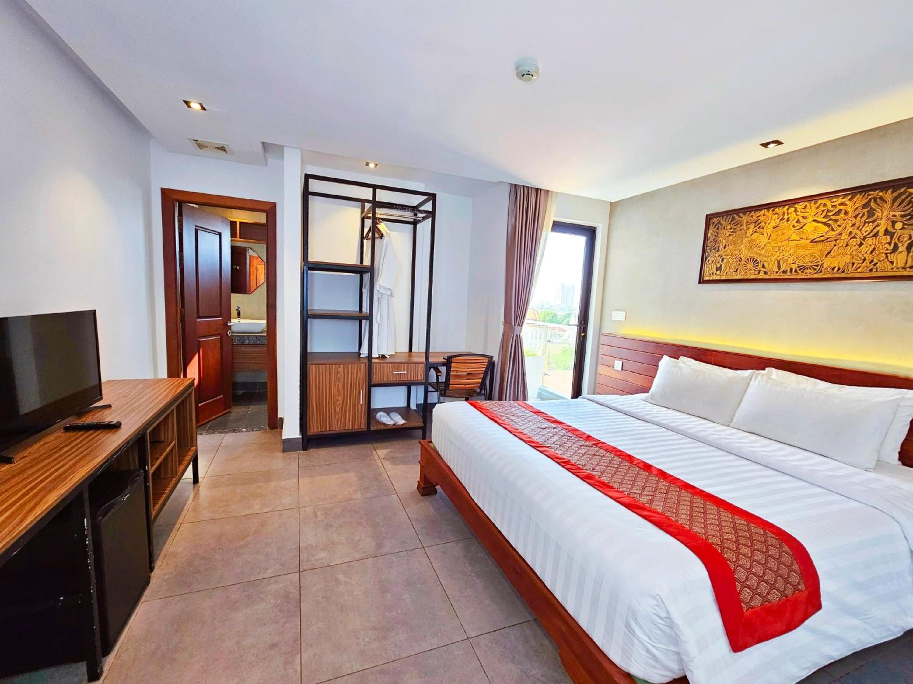 Family Suite with Balcony - Photo 1