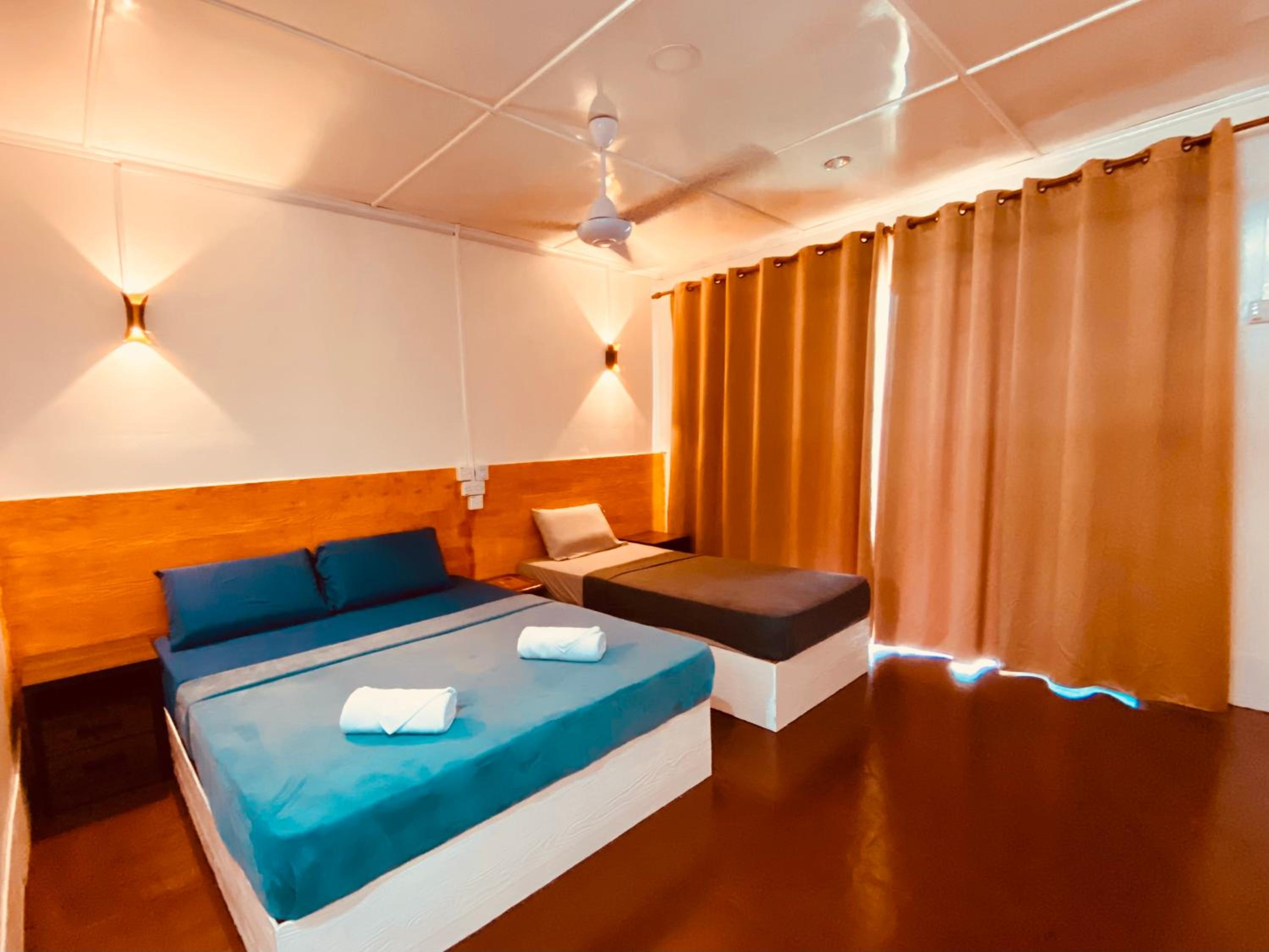 Deluxe Triple Room with Sea View photo 3