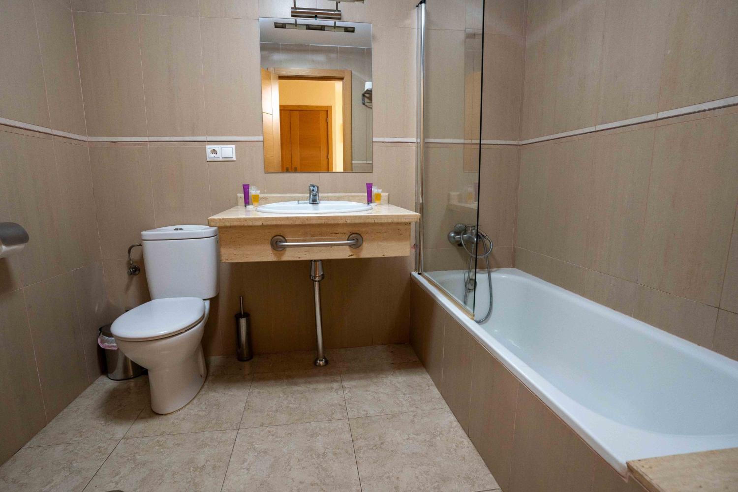 Twin Room - Photo 3