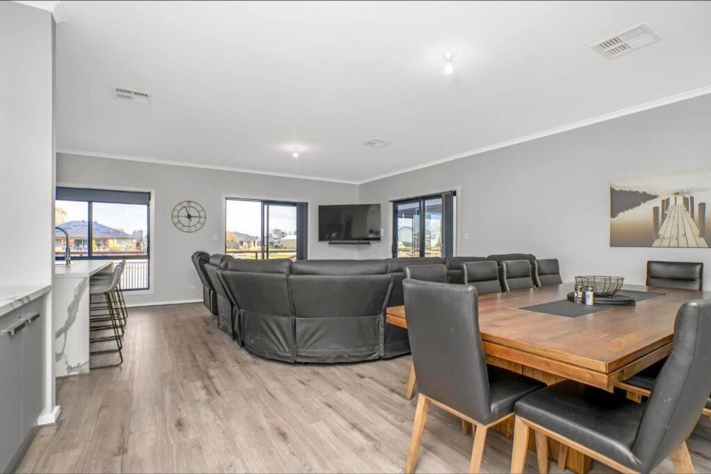 Five-Bedroom House photo 1