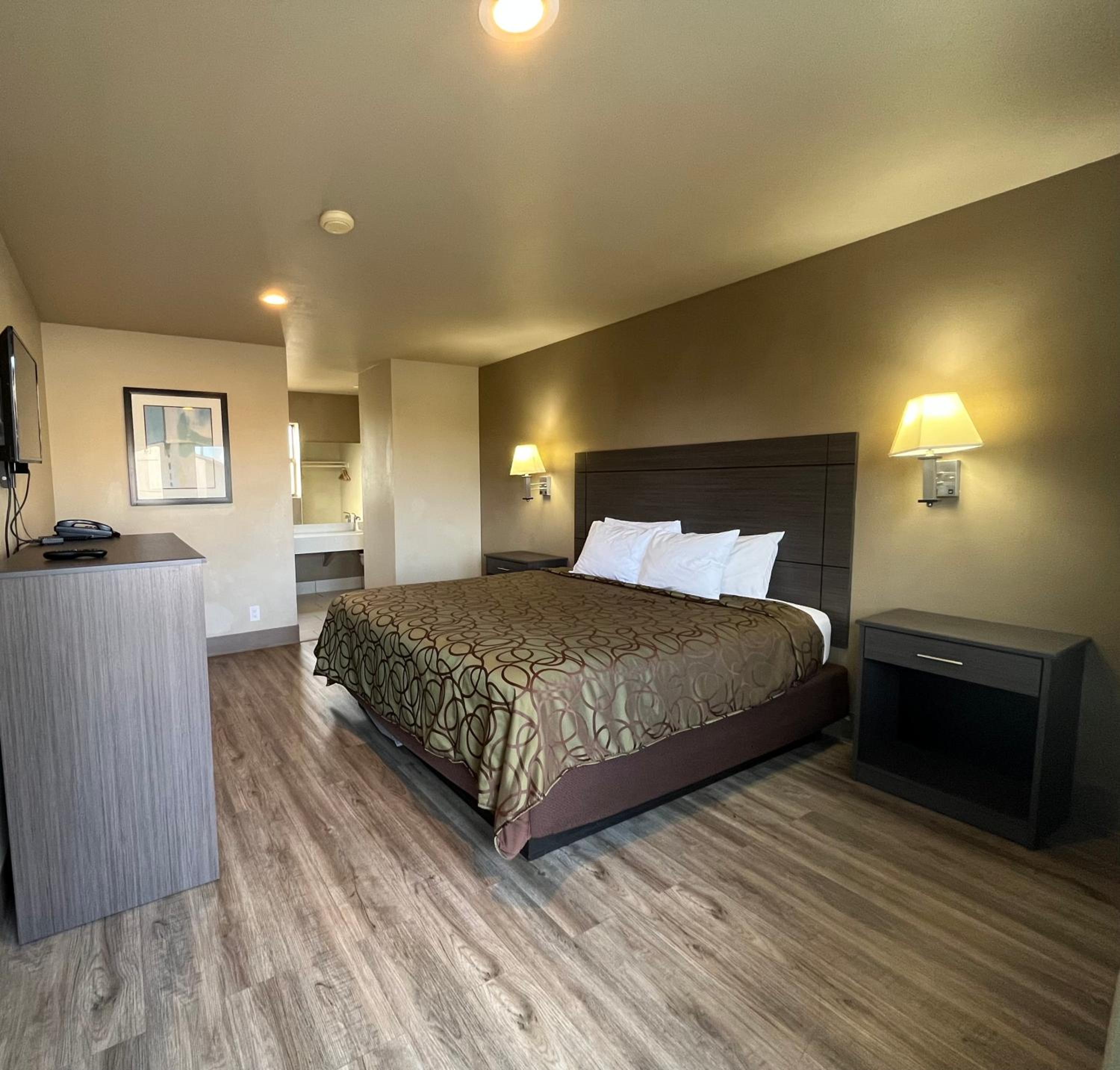 King Room - Non-Smoking - Photo 2