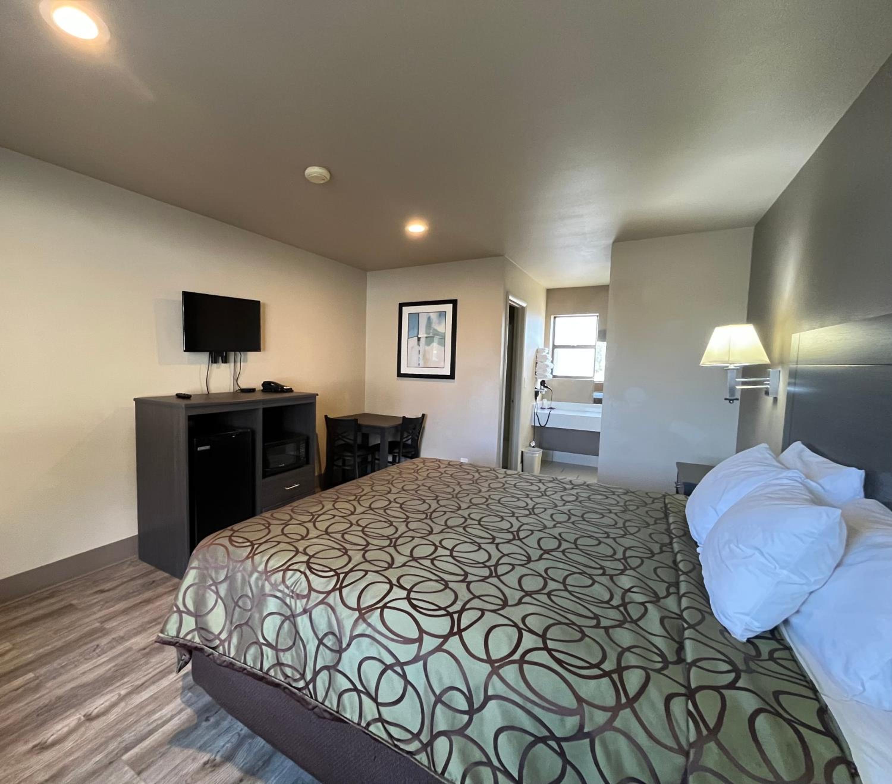 King Room - Non-Smoking - Photo 1