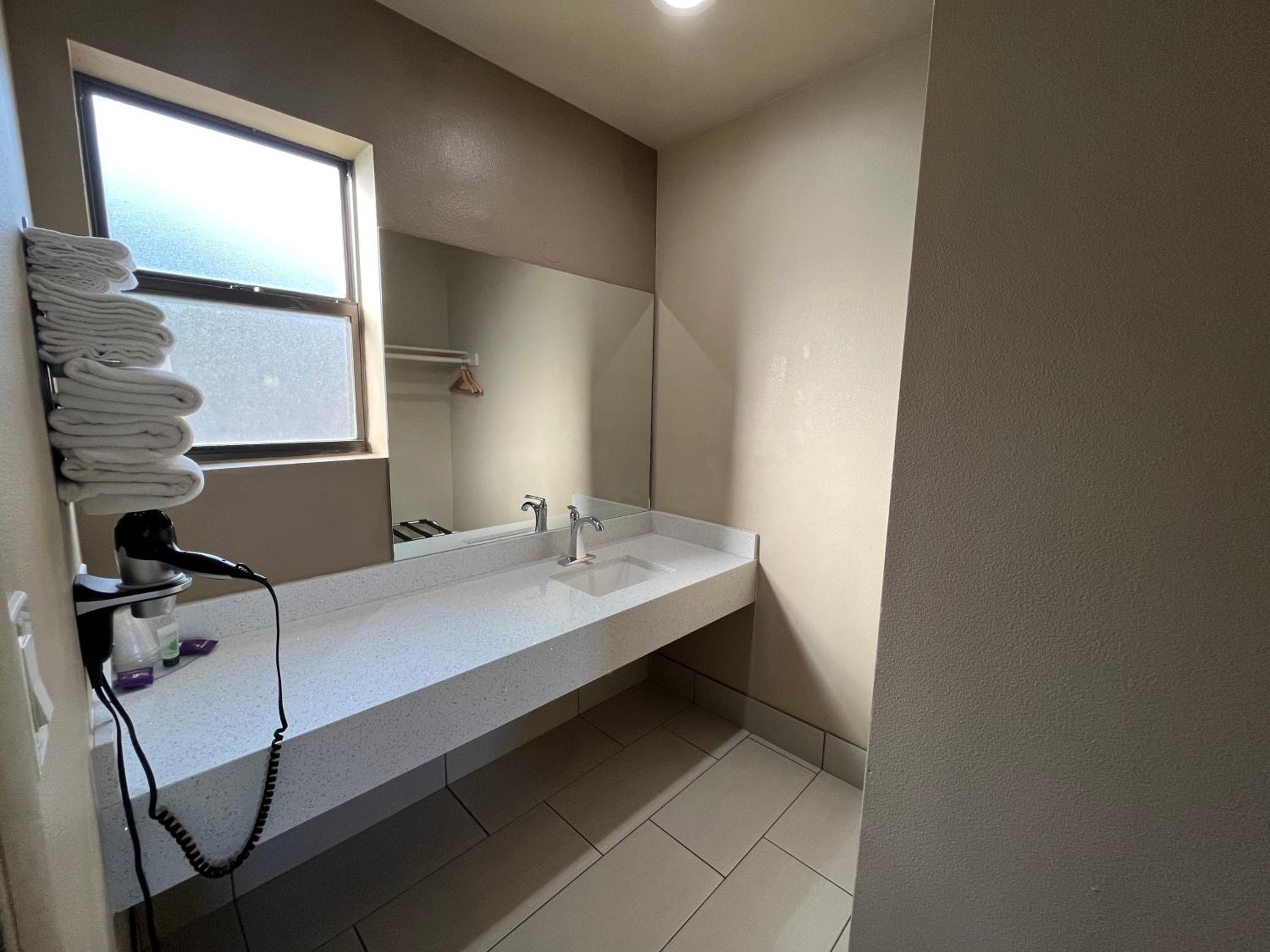 King Room - Non-Smoking - Photo 3