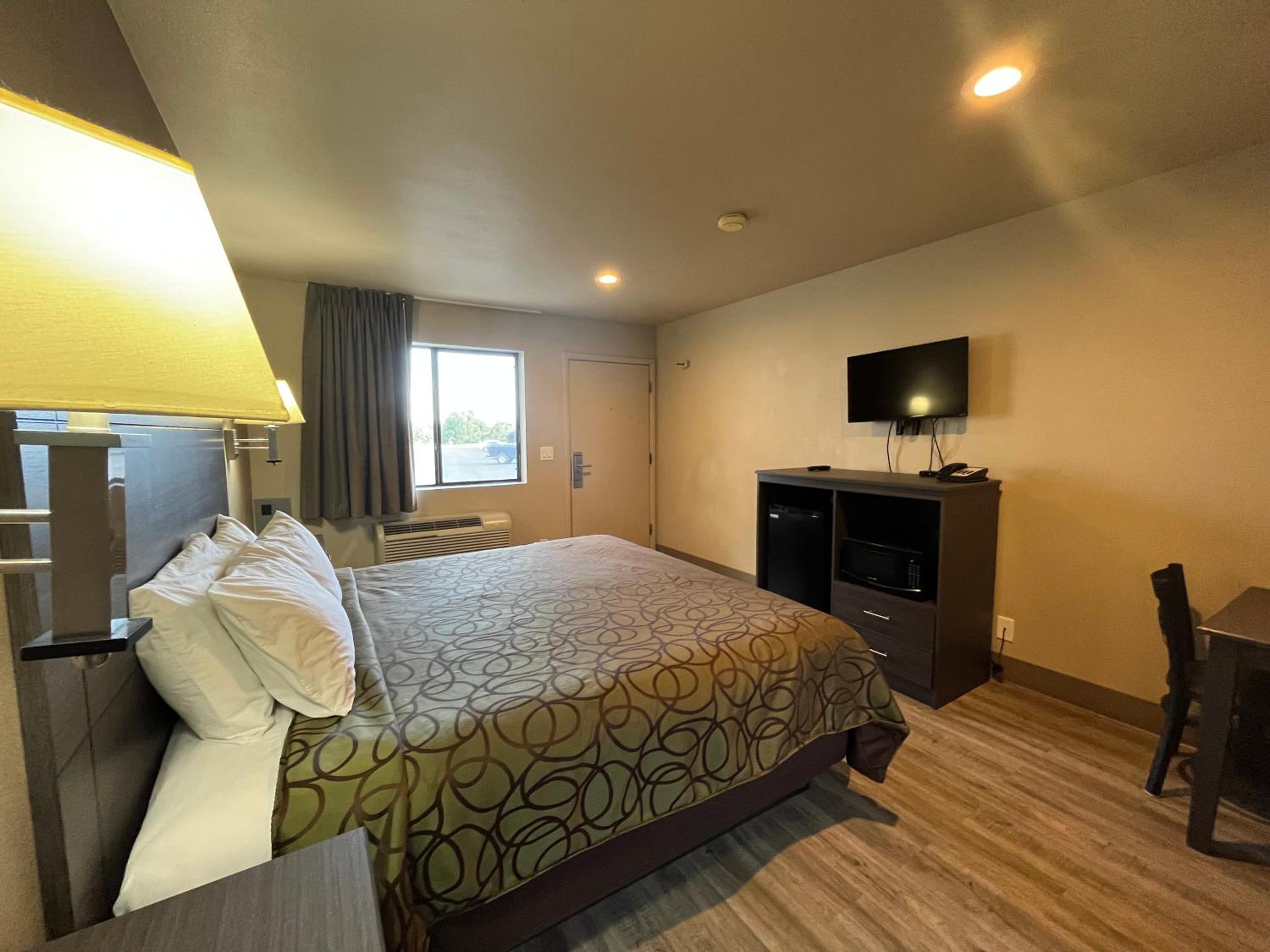 King Room - Non-Smoking - Photo 4