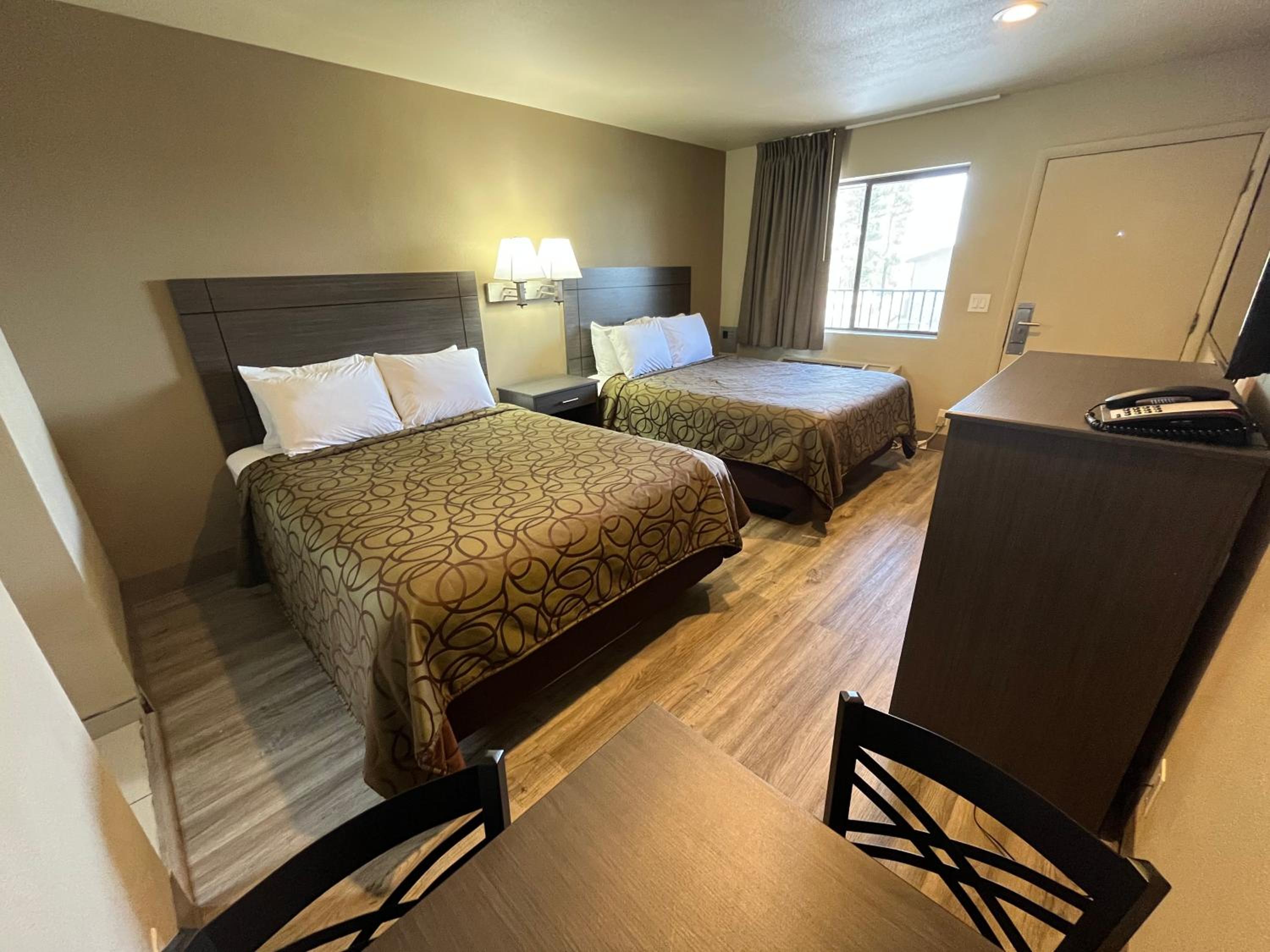Queen Room with Two Queen Beds - Non-Smoking - Photo 3