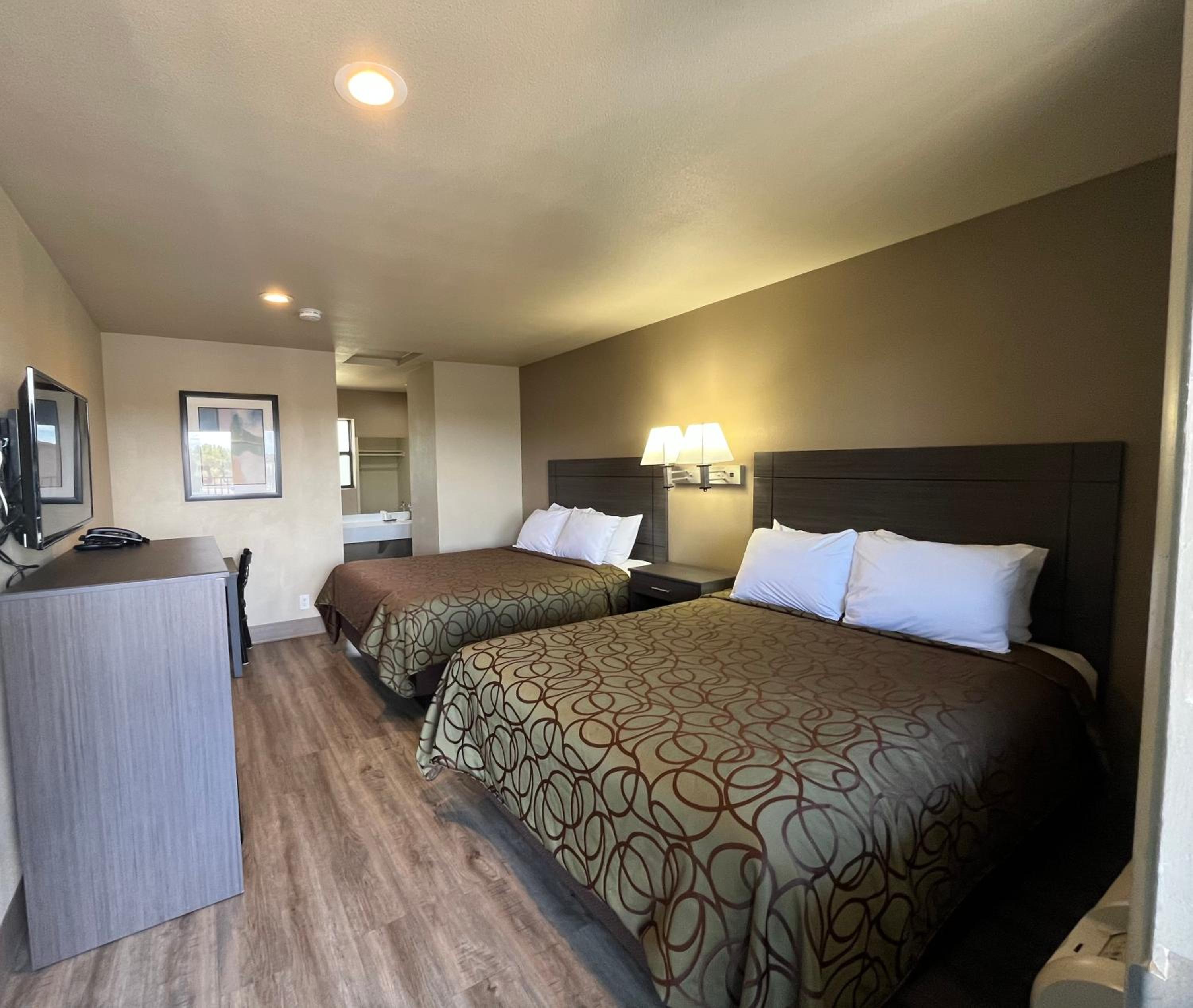 Queen Room with Two Queen Beds - Non-Smoking - Photo 1