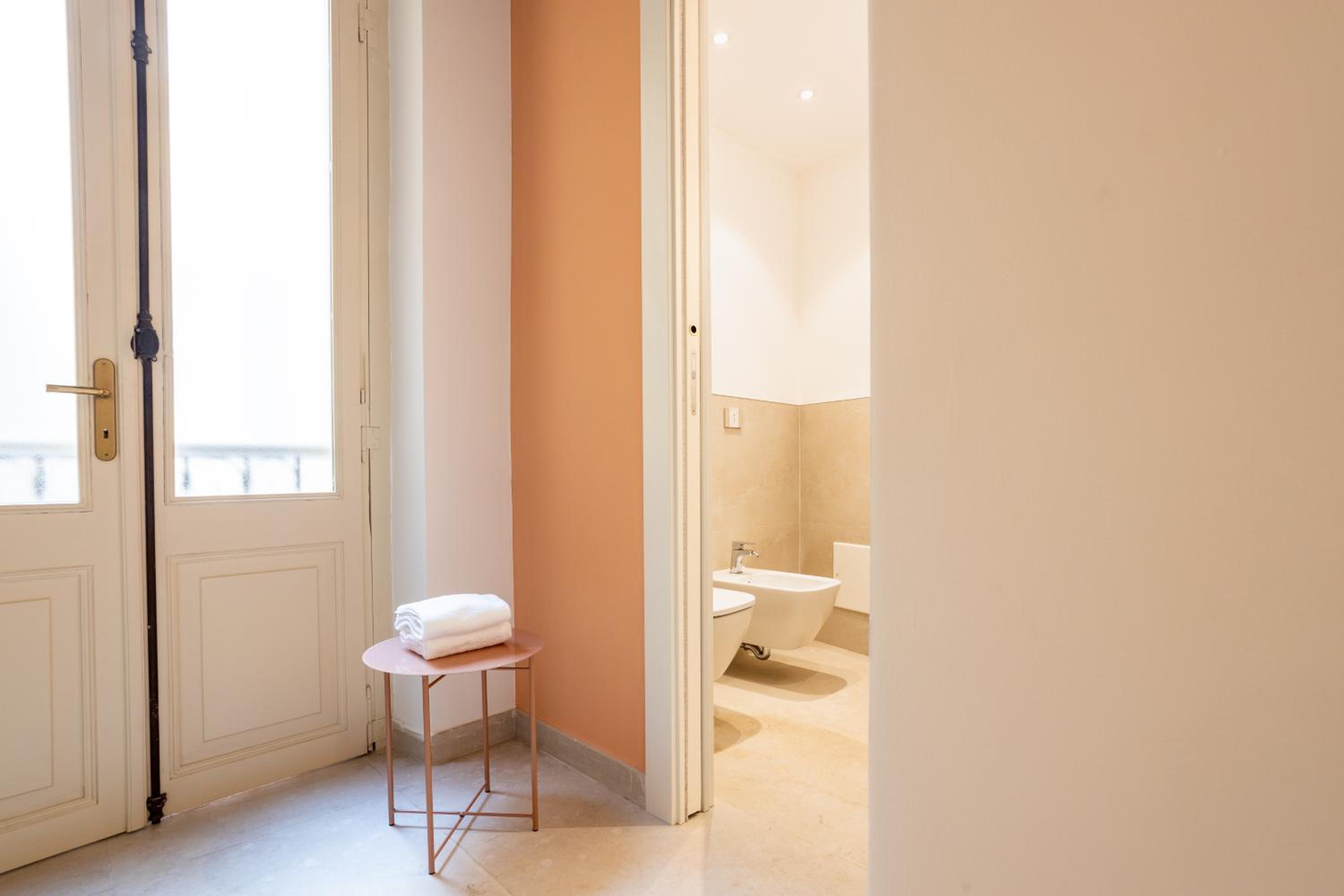 Double Room with Private Bathroom - Photo 53