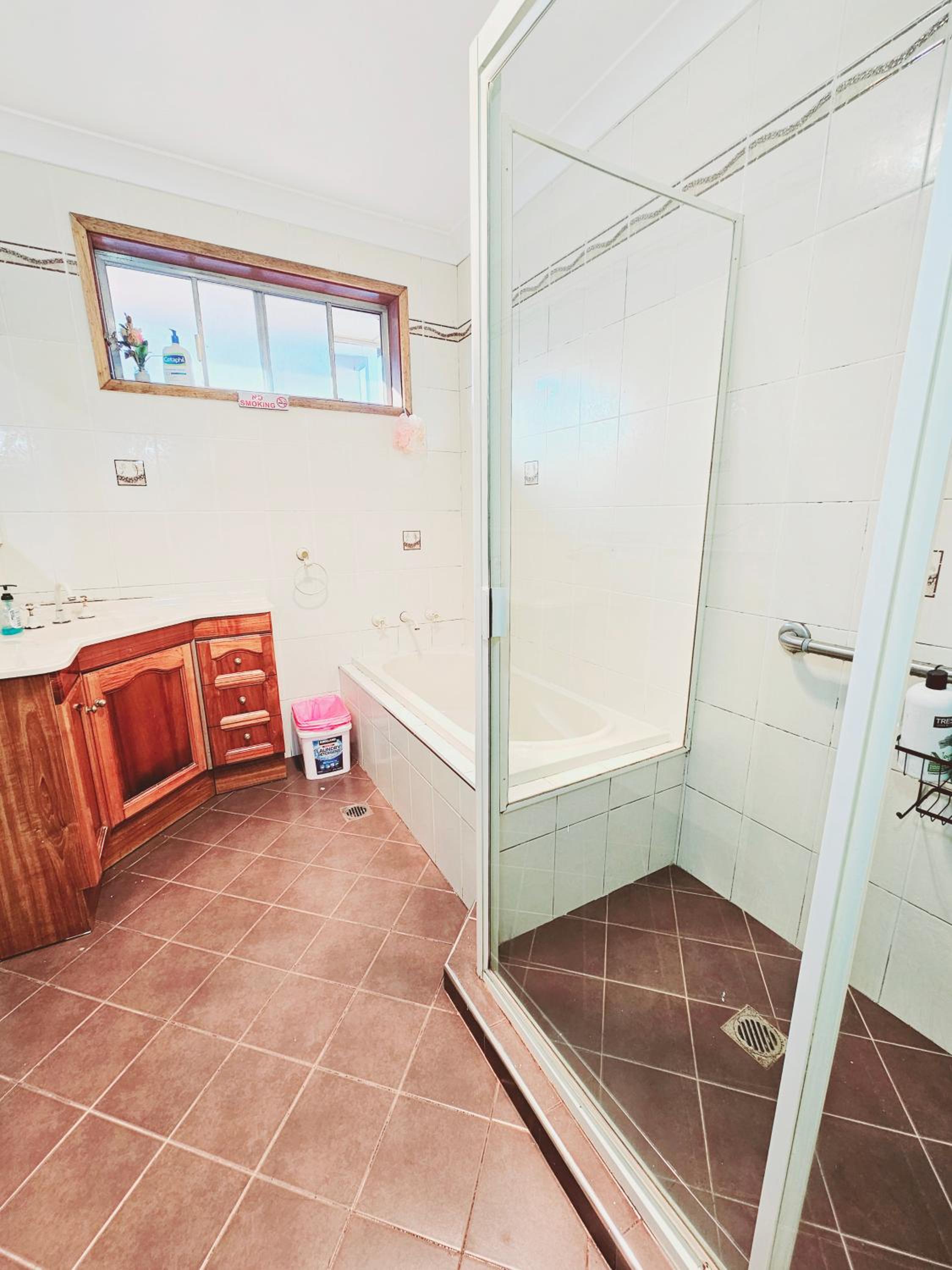Queen Room with Shared Bathroom photo 3