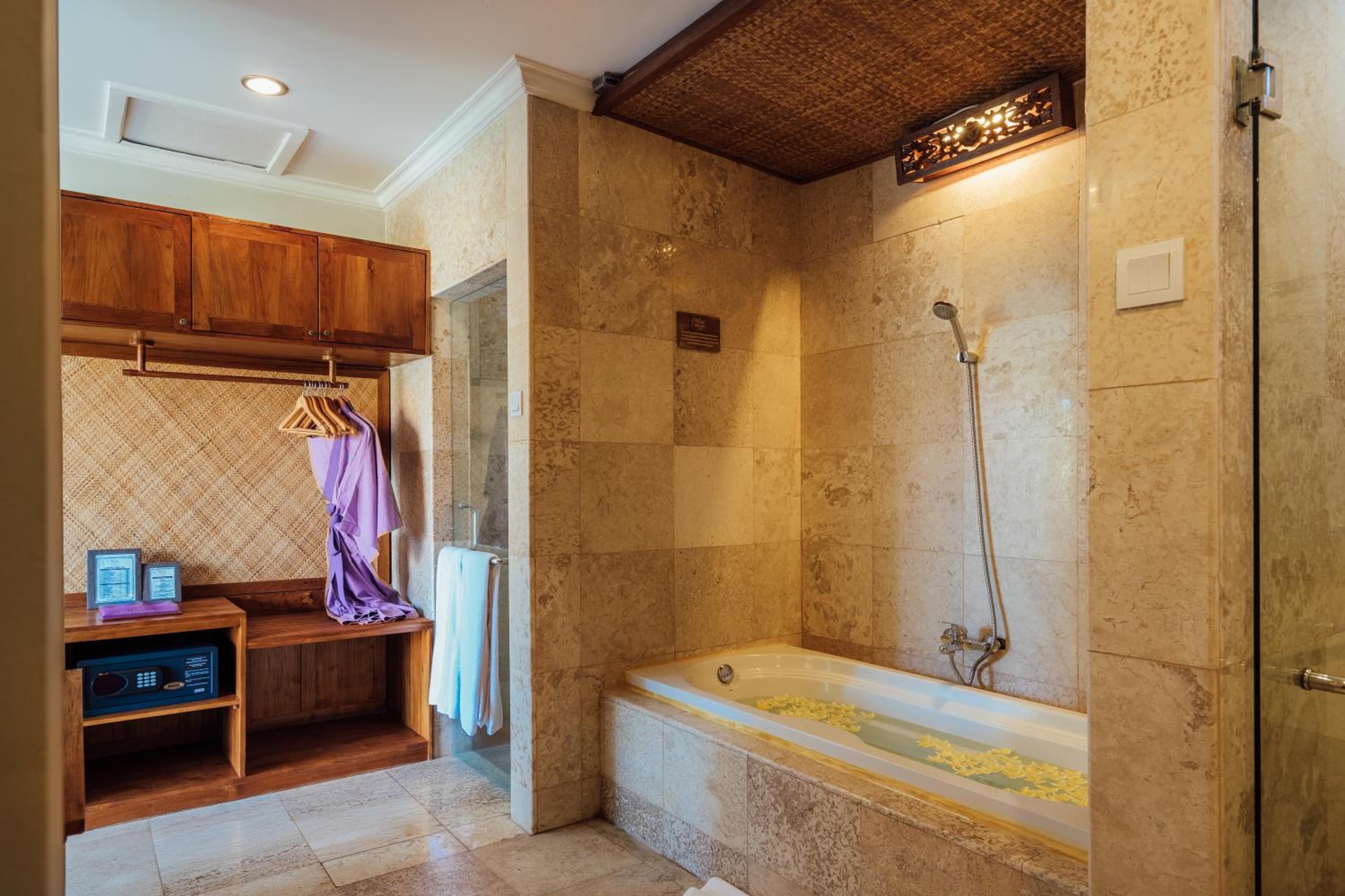Deluxe Suite - Photo 8