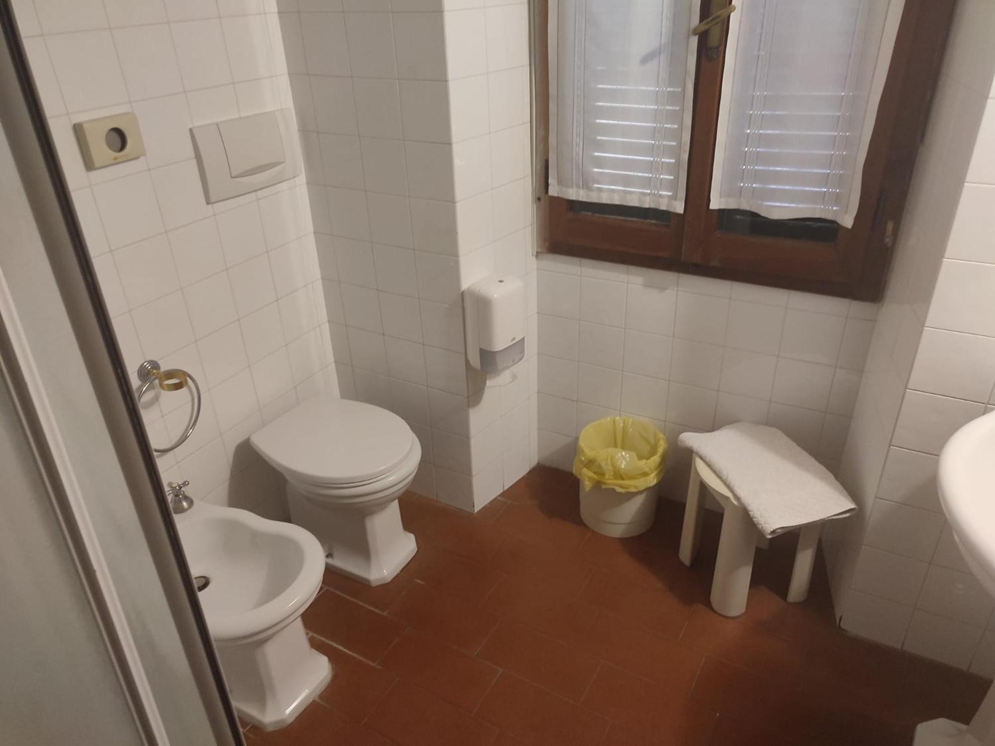 Classic Twin Room - Photo 4