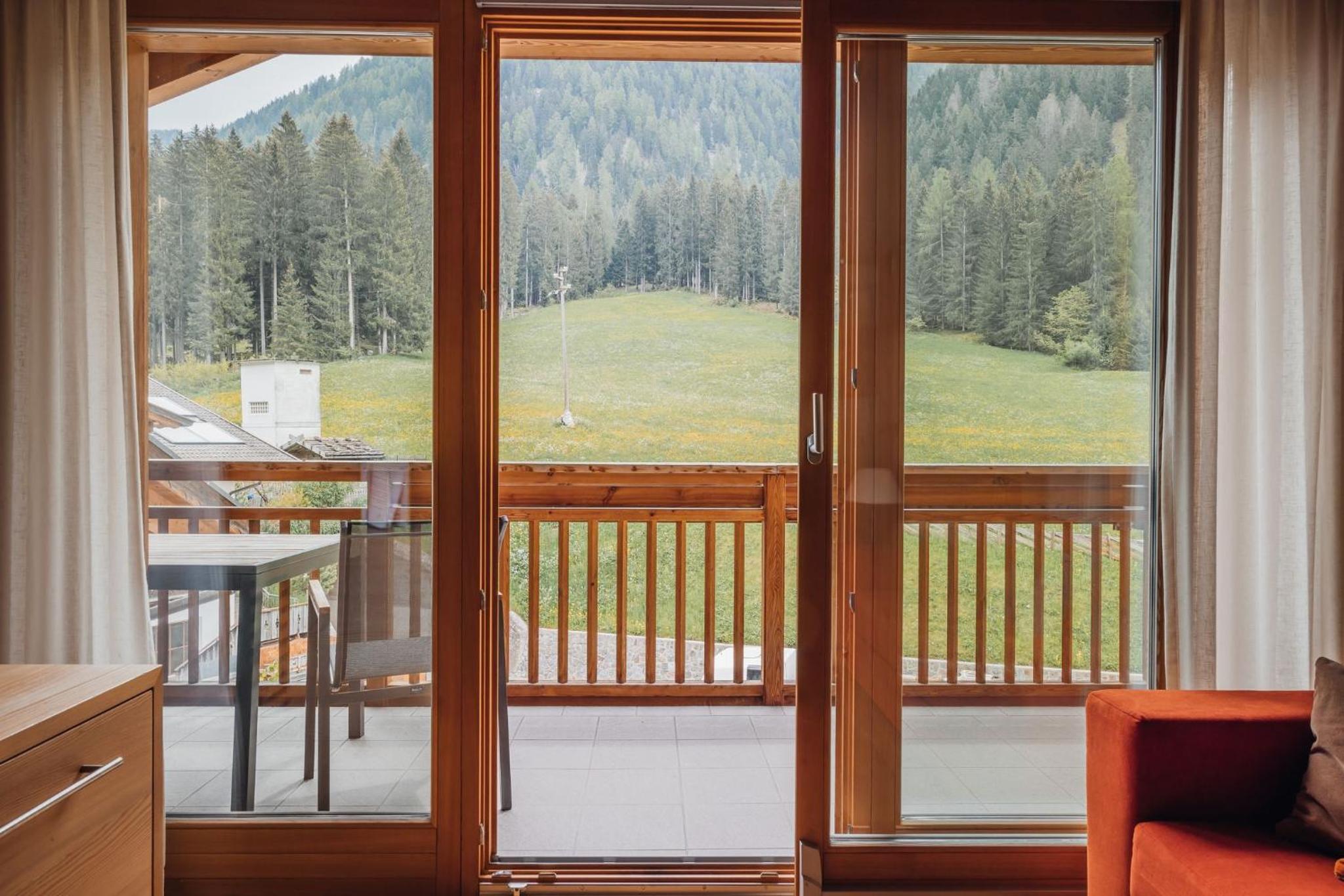Deluxe Double Room with Balcony - Photo 4
