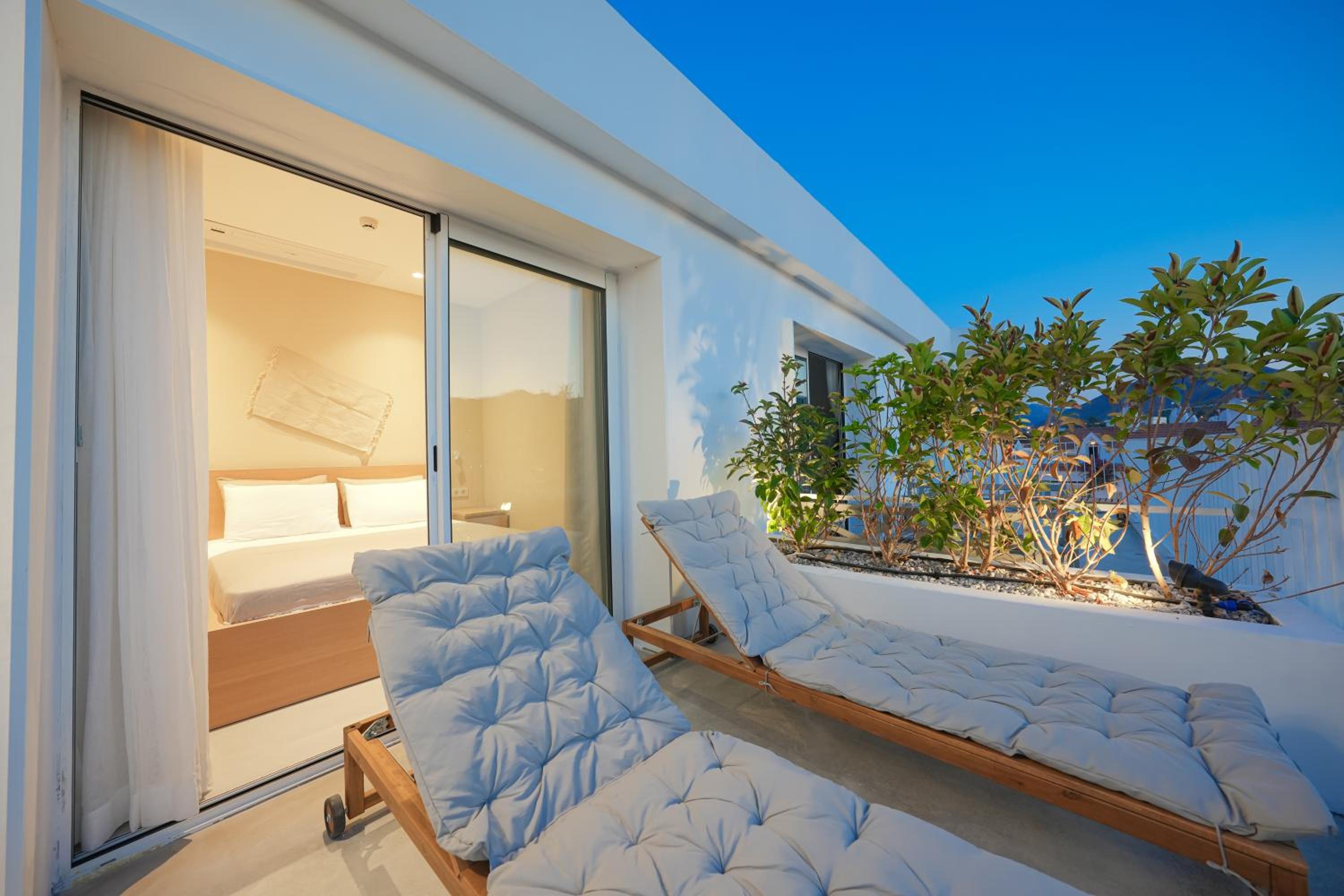Apartment with Terrace - Photo 5