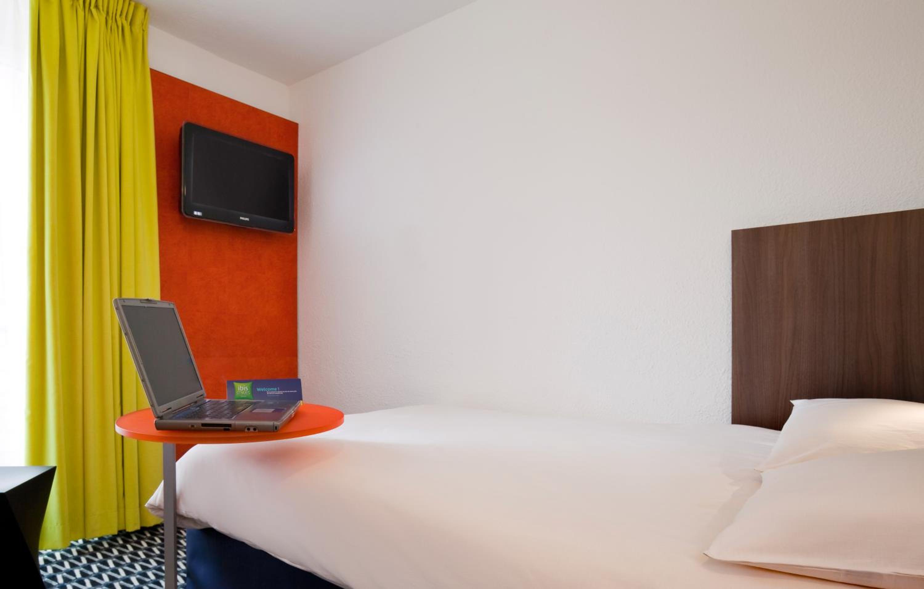 Standard Room with One Double Bed and One Single Bed photo 2