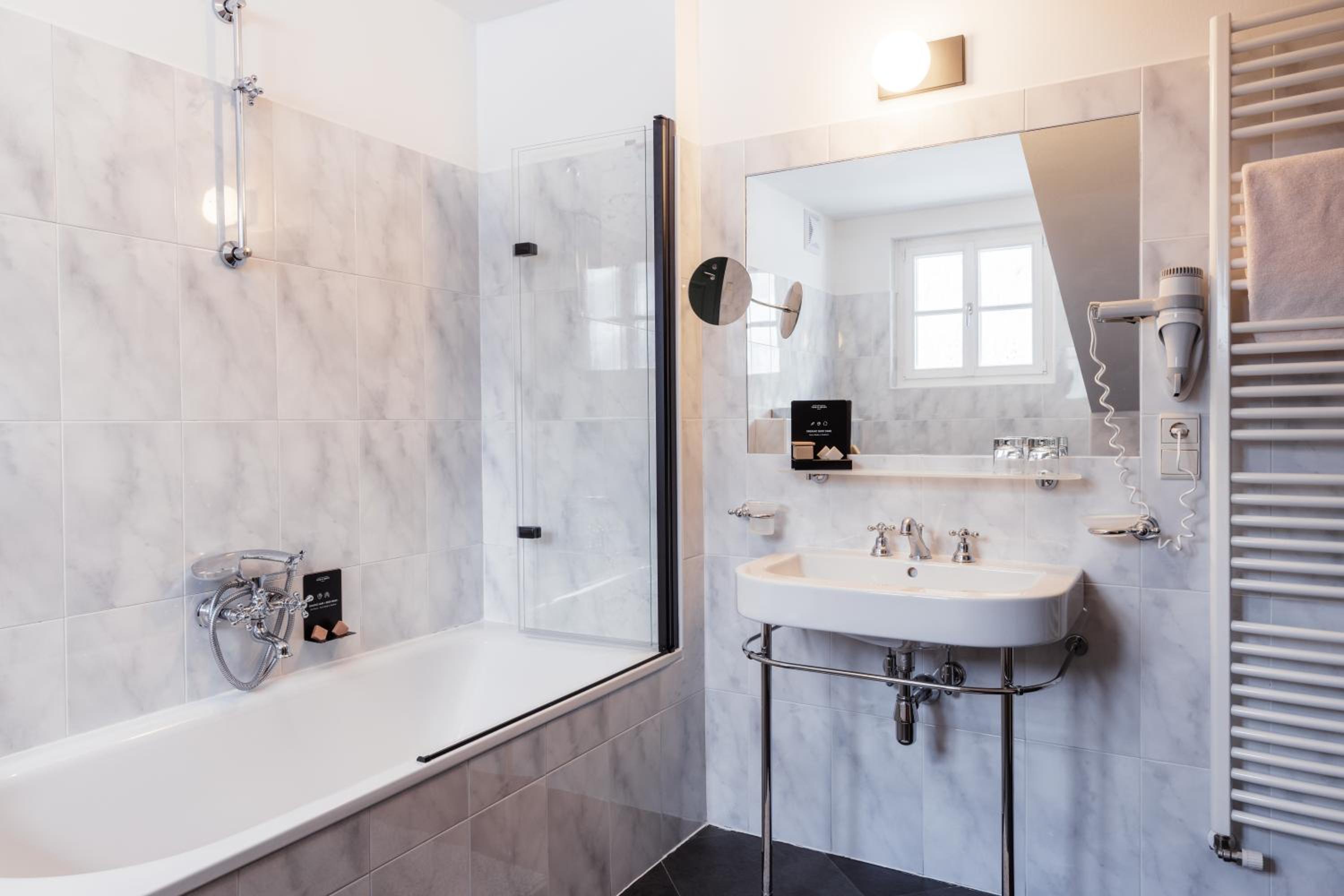 Single Room with Bath photo 2