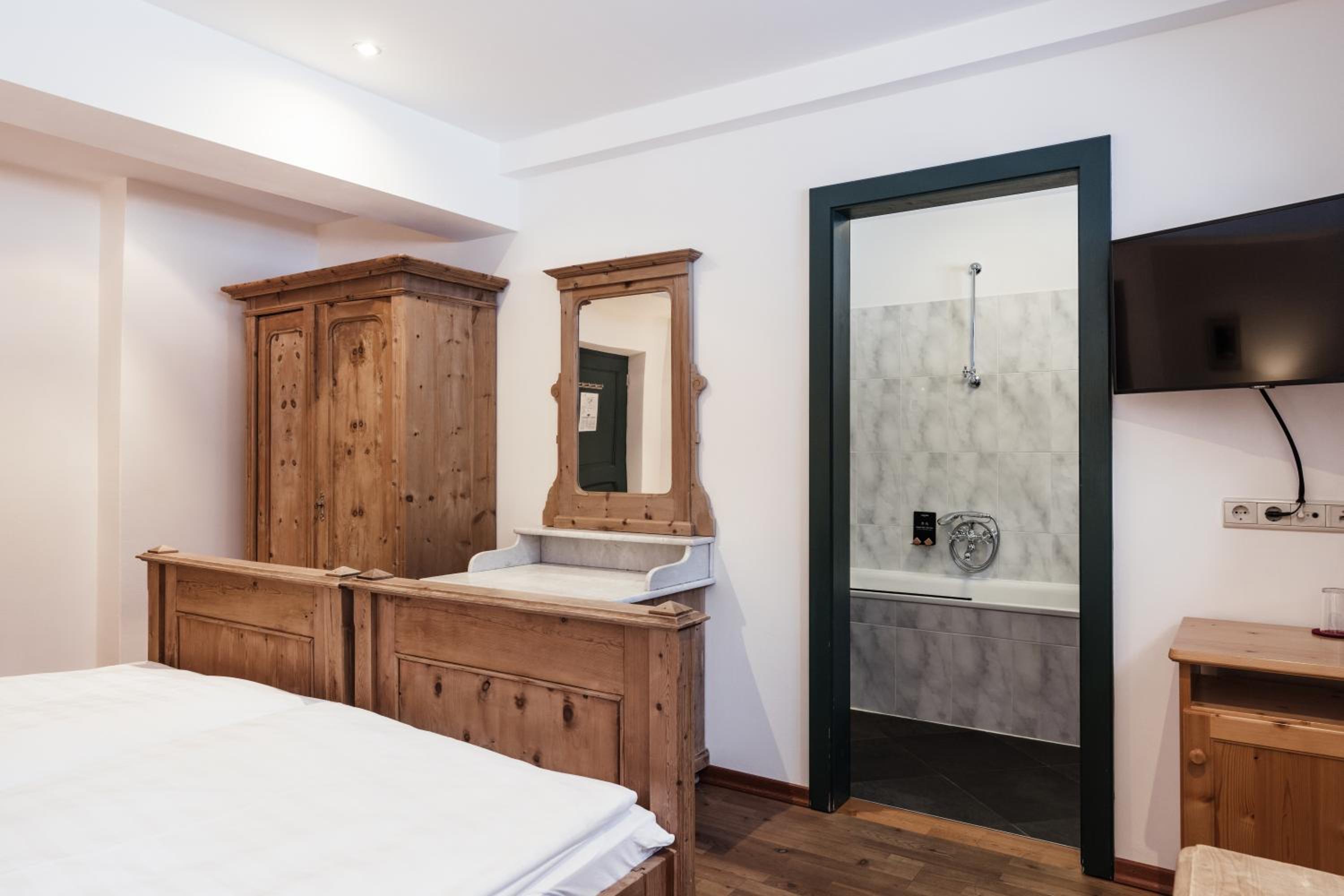 Single Room with Bath photo 3