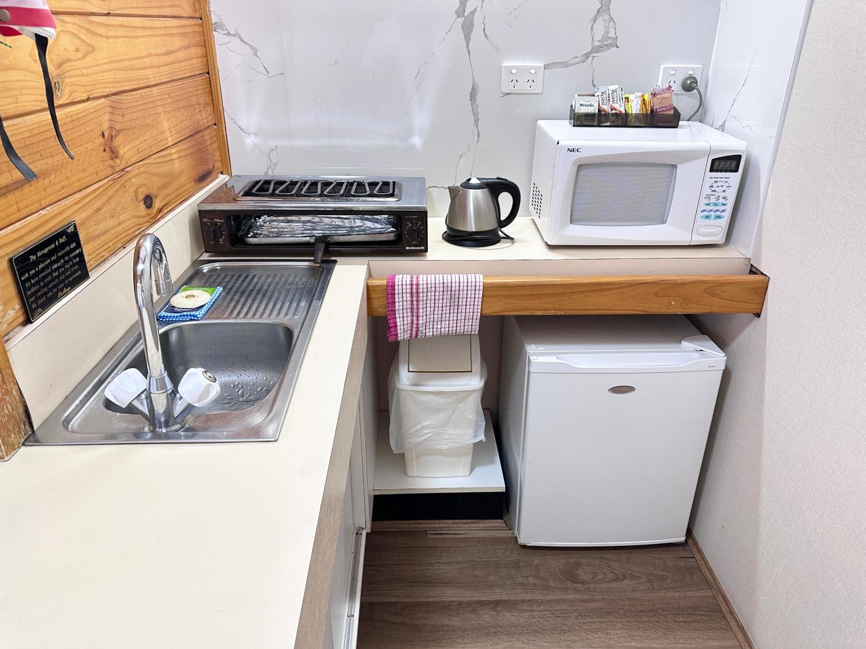 Deluxe Twin with Kitchenette photo 2