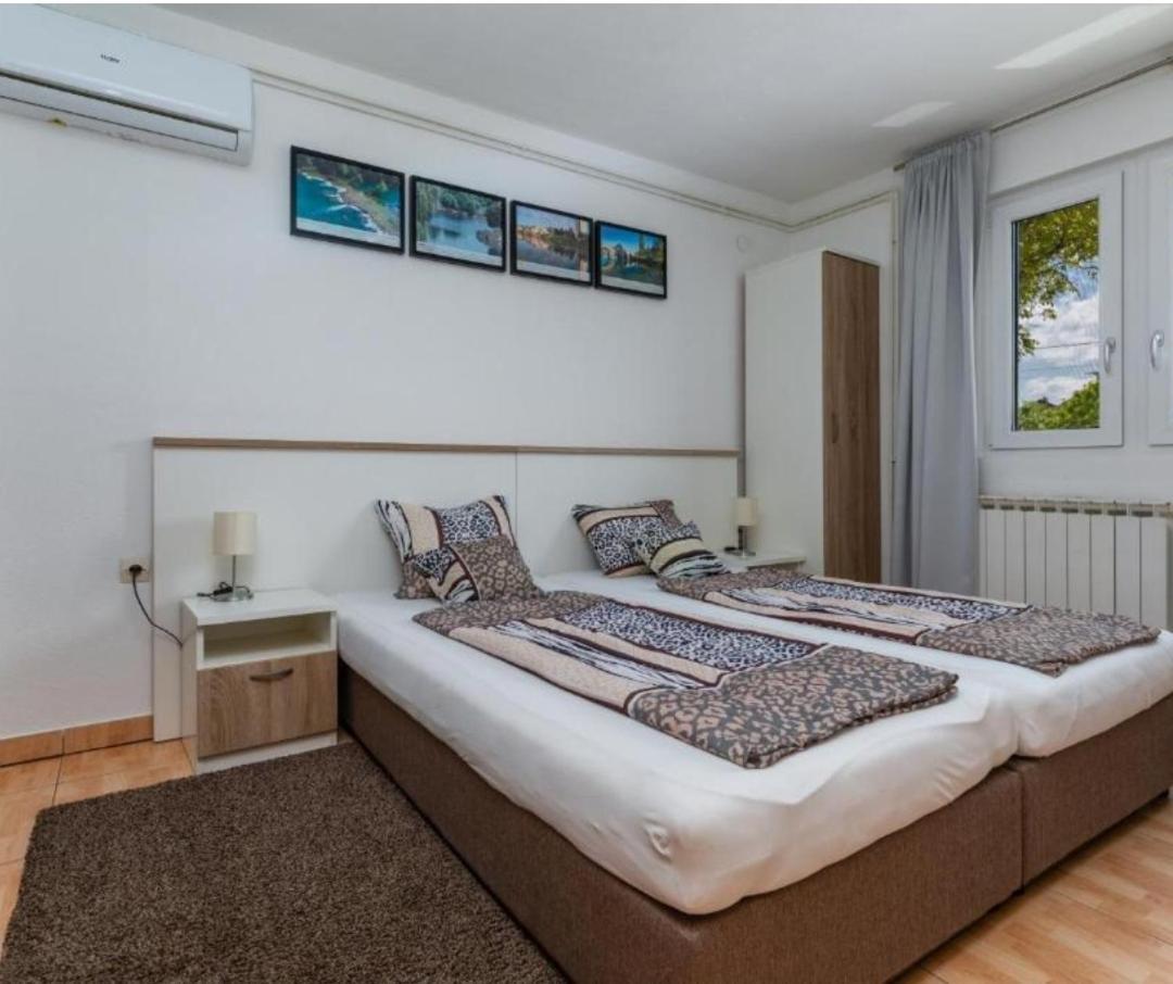 One-Bedroom Apartment - Photo 1