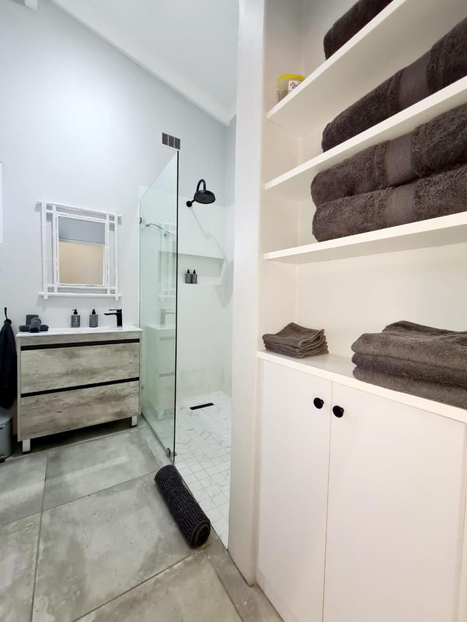 Three-Bedroom House photo 3