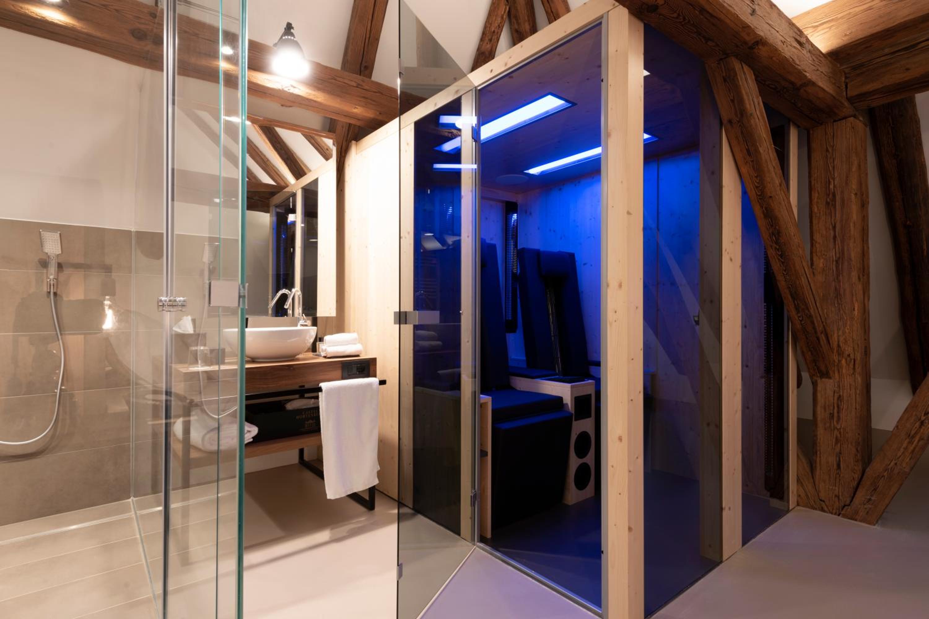 Suite - Photo 3