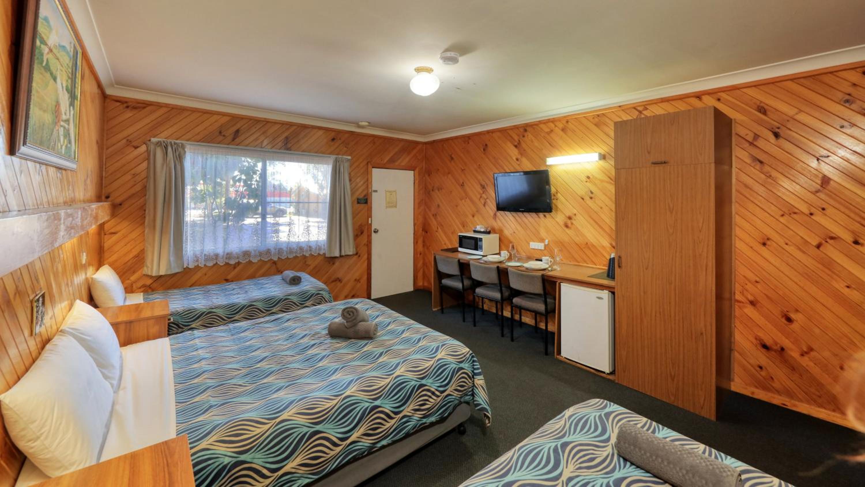 Standard Queen Room - Photo 8