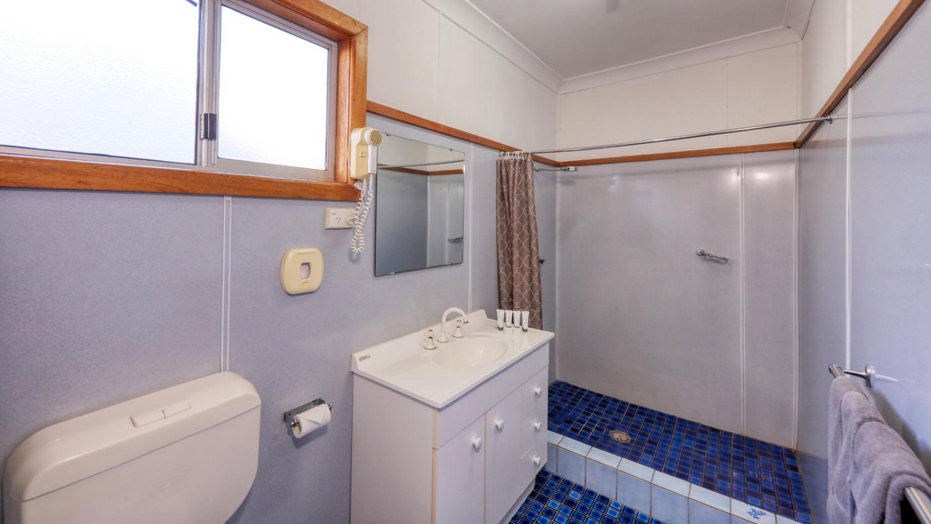 Standard Queen Room - Photo 7