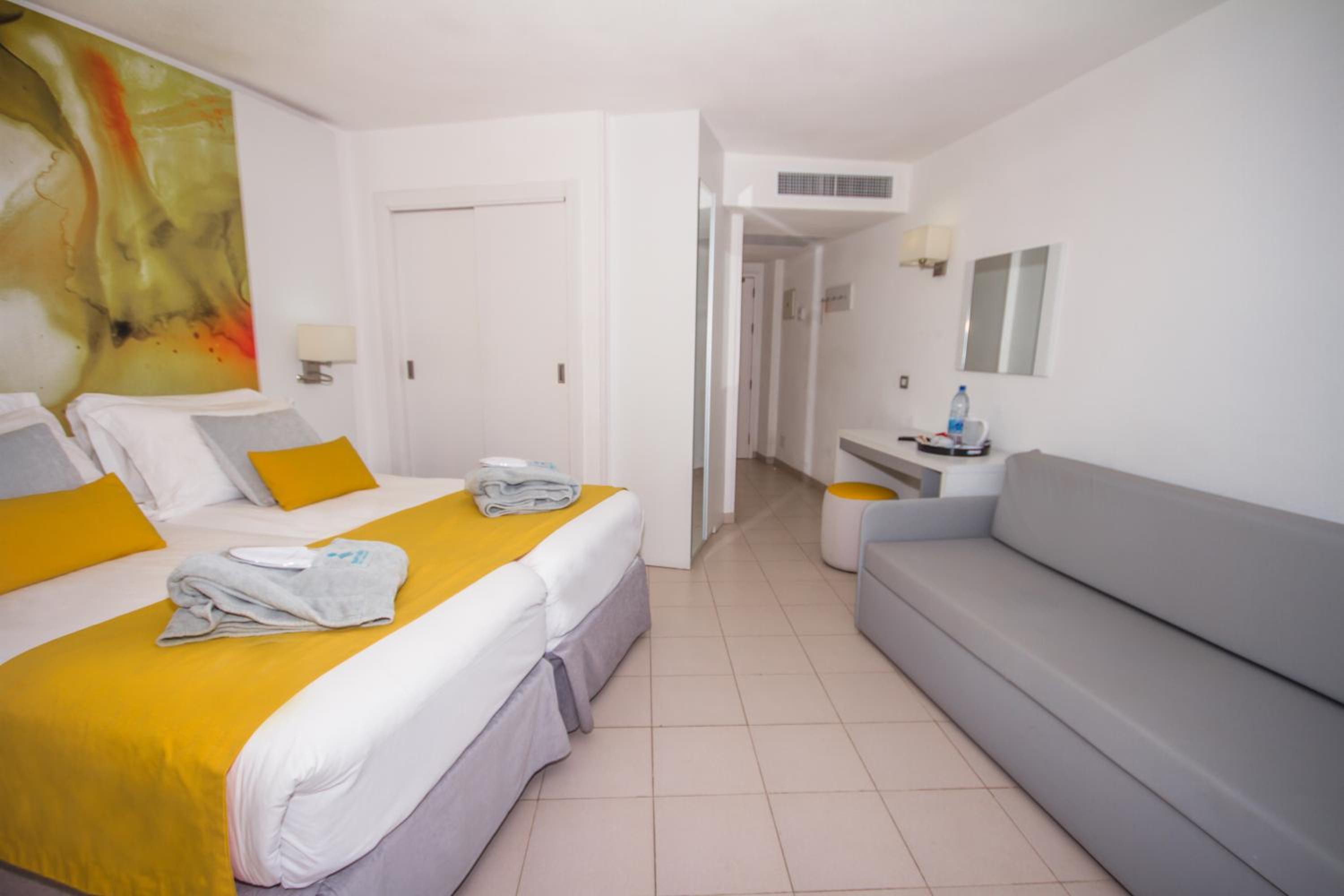 Superior Double Room Top Floor Large Balcony (2 adults y 1 child)