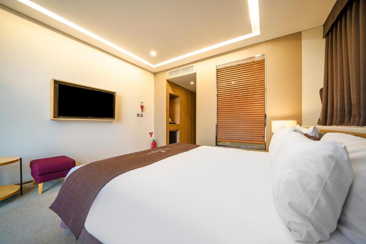 Premier Double Room with Harbor View photo 2