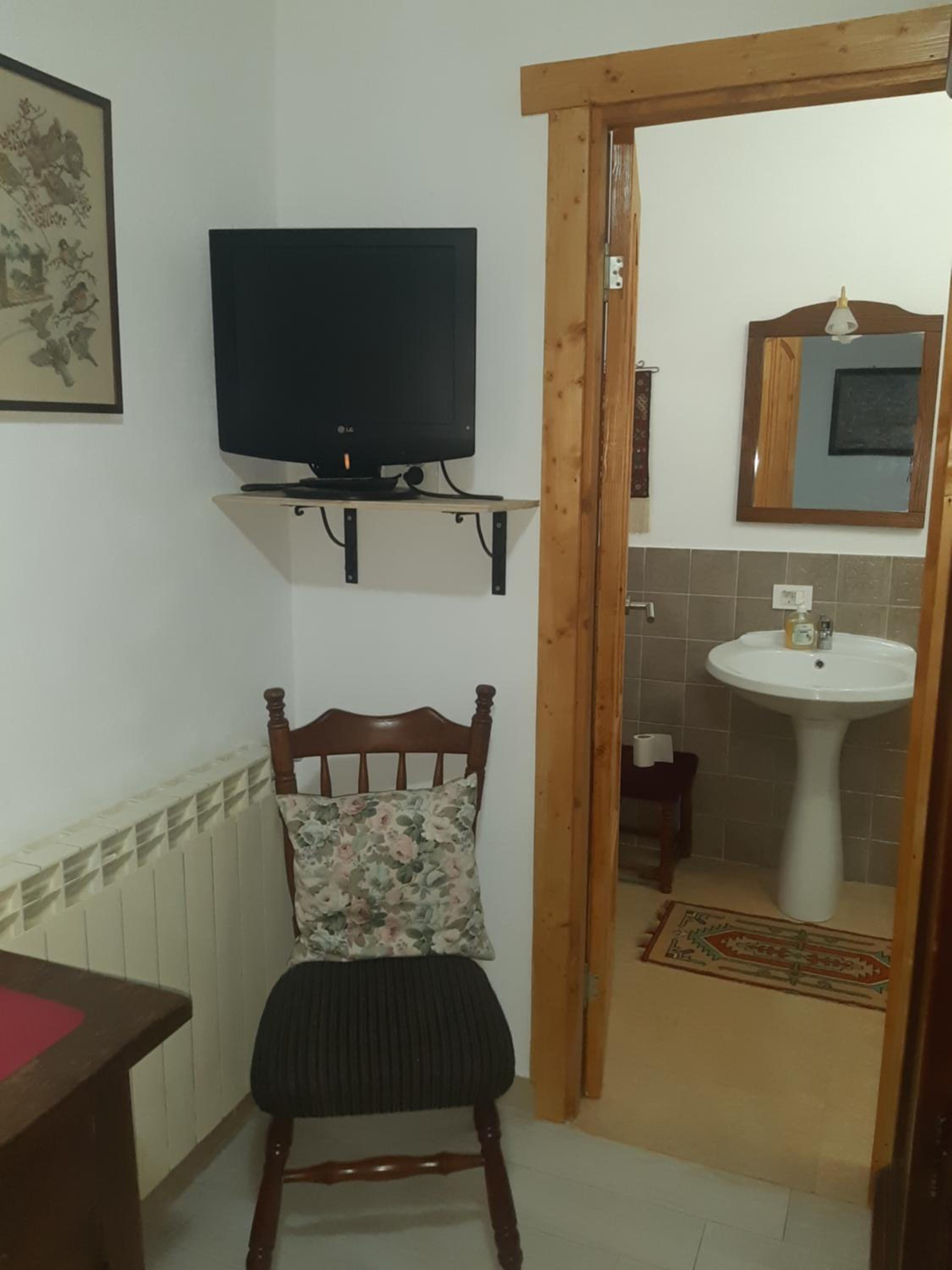 Twin Room with Private Bathroom - Photo 2