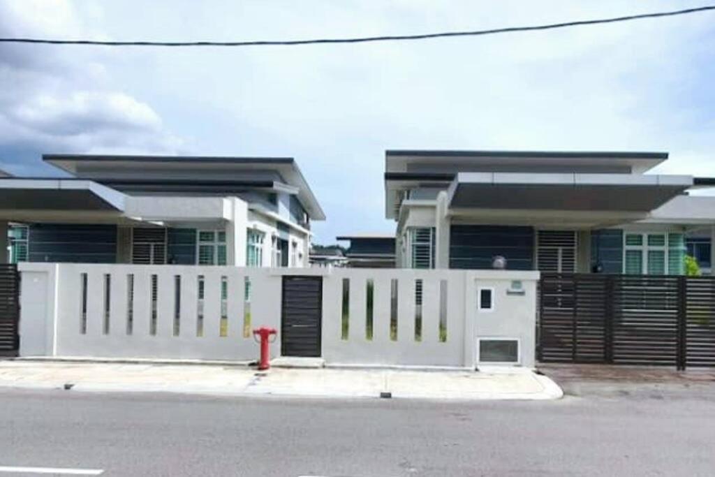 Eight-Bedroom House photo 1