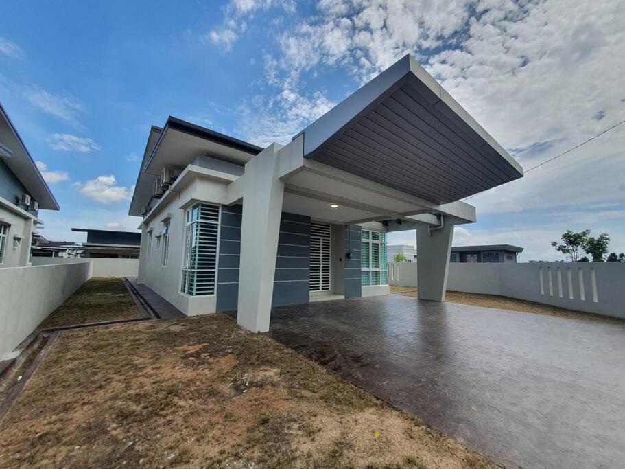 Eight-Bedroom House photo 2