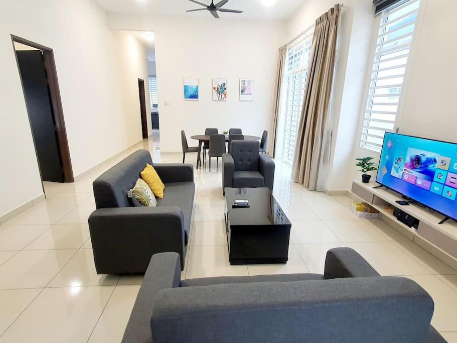 Eight-Bedroom House photo 3