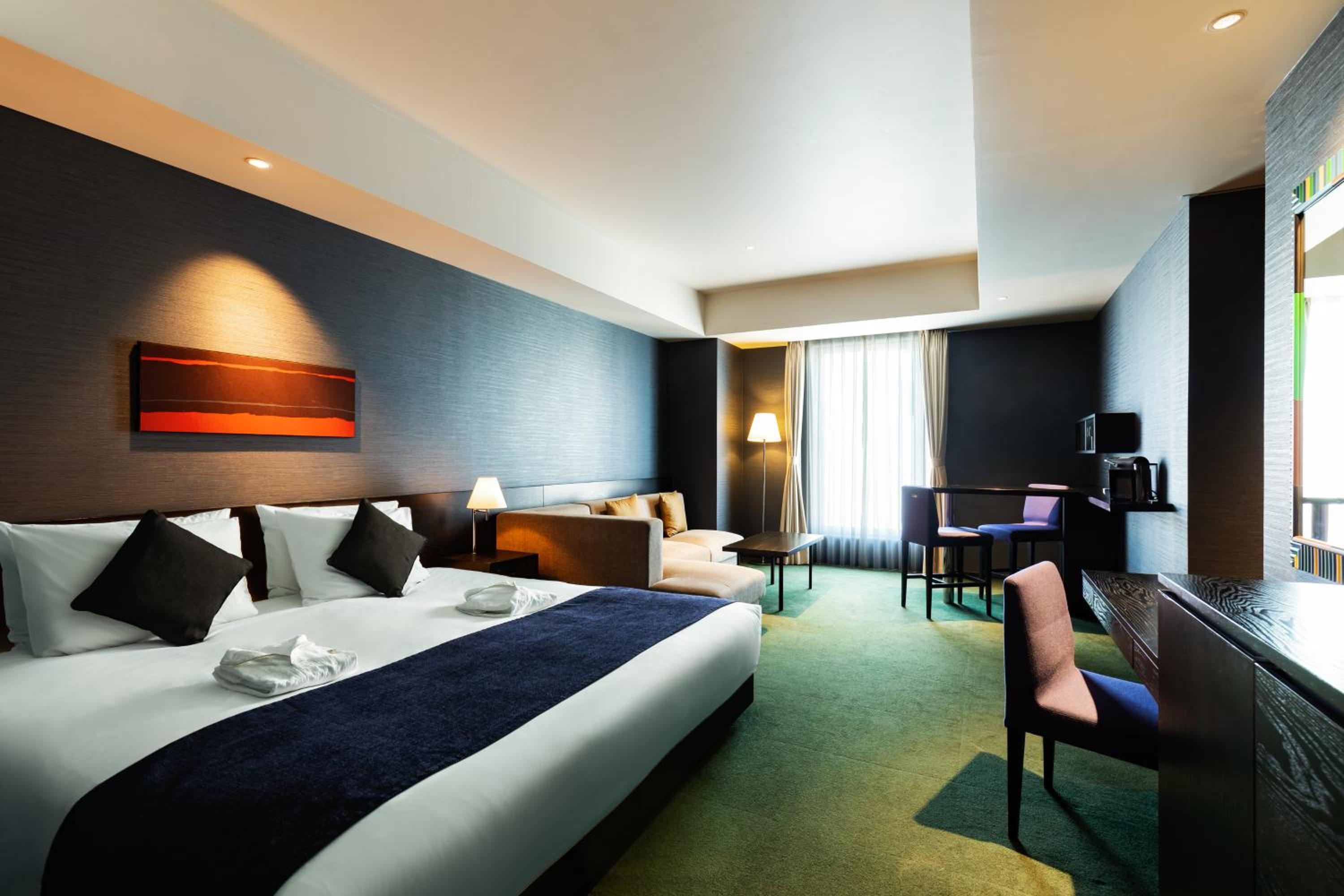 Deluxe King Room on High Floor - Non-Smoking - Photo 1