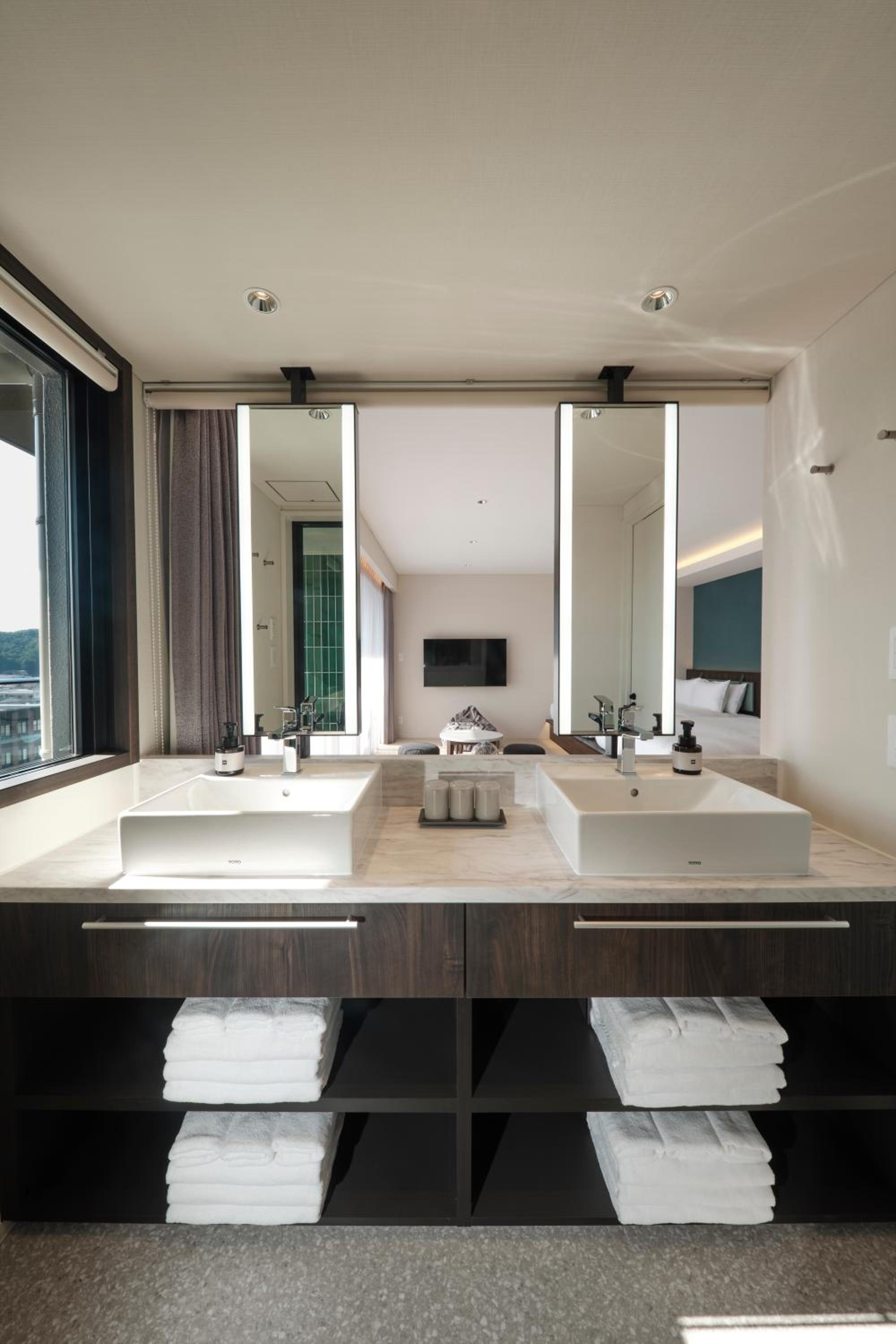 Family Room with Private Bathroom photo 3