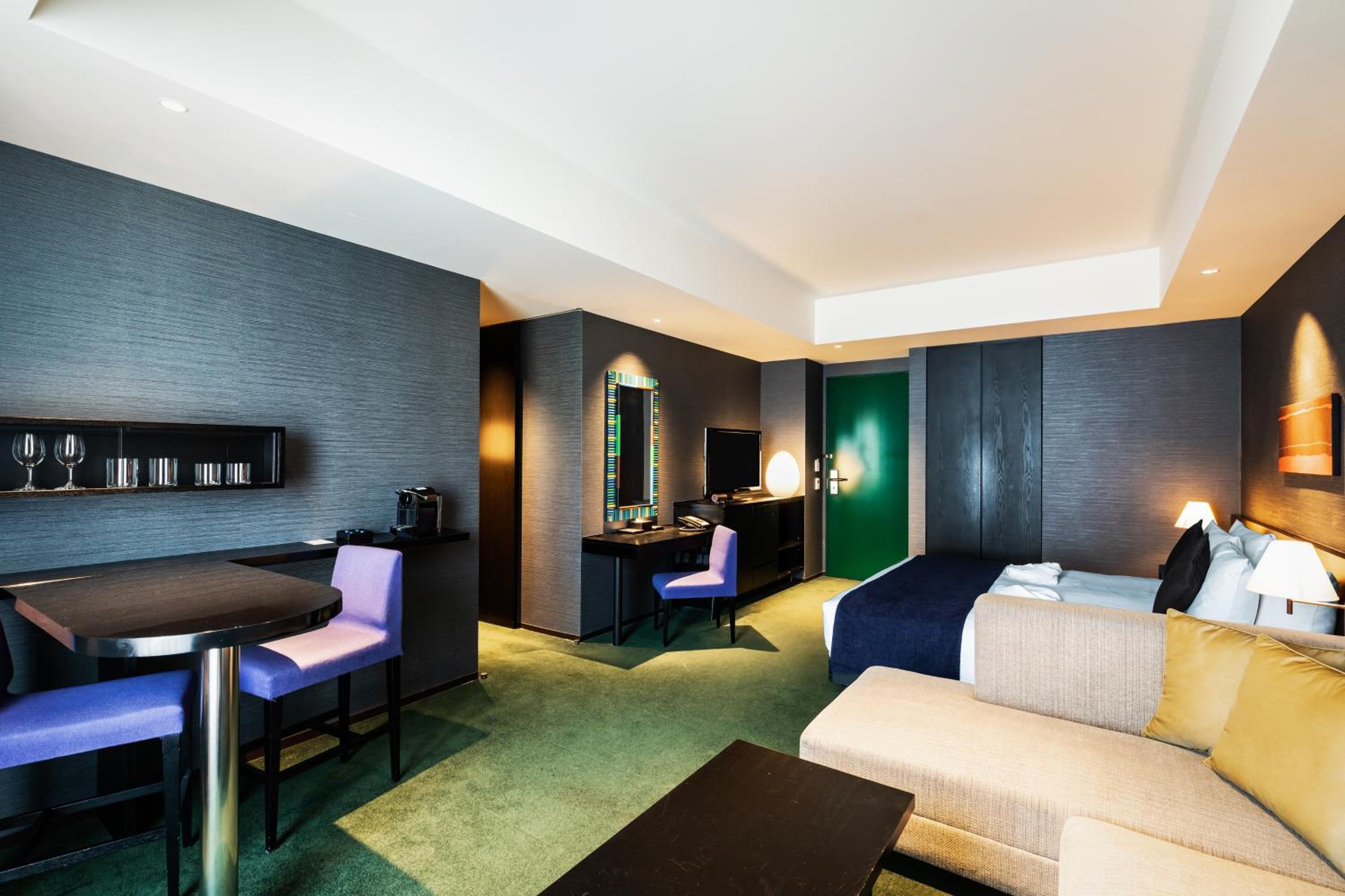 Deluxe King Room on High Floor - Non-Smoking - Photo 2