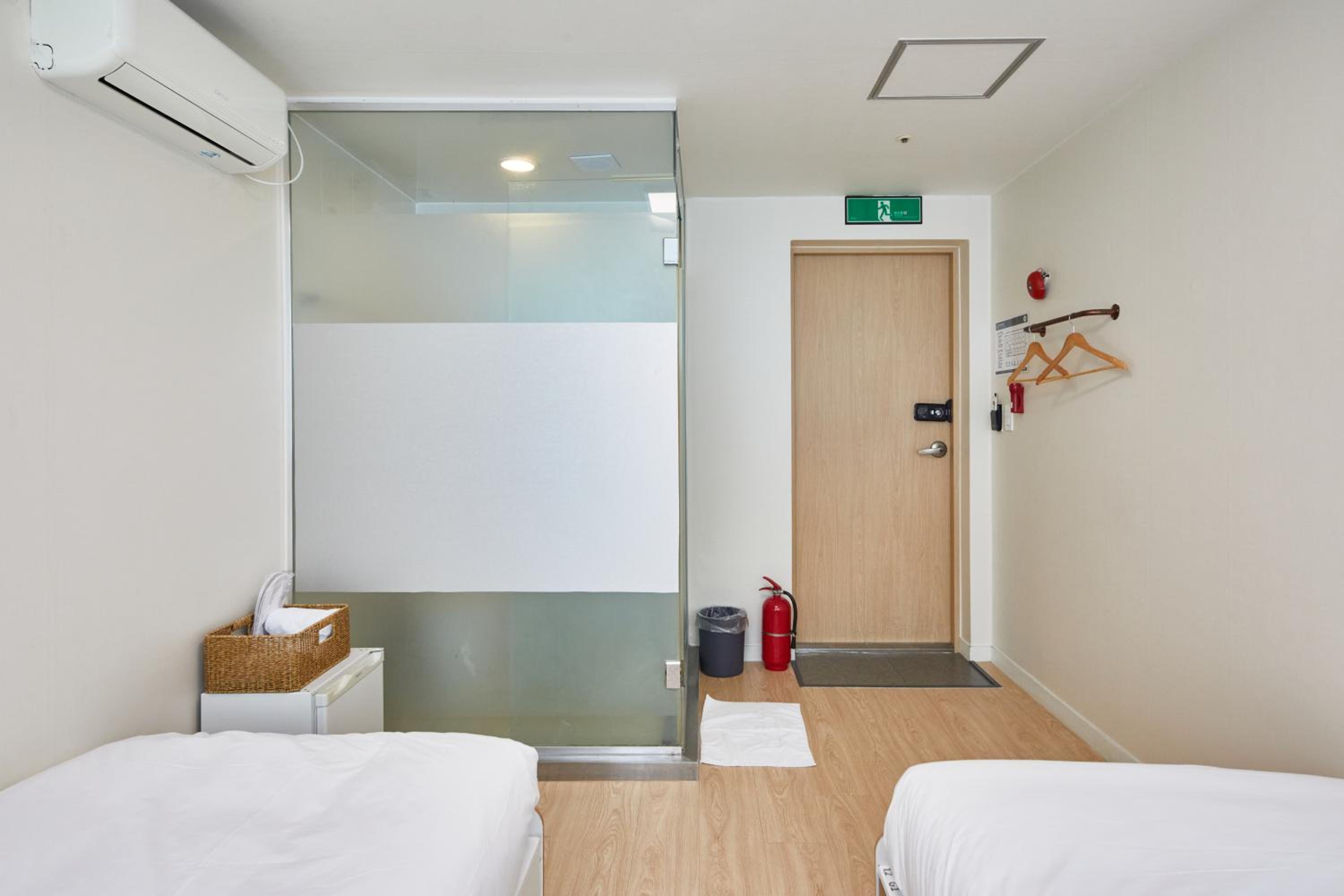 Standard Twin Room - Photo 4
