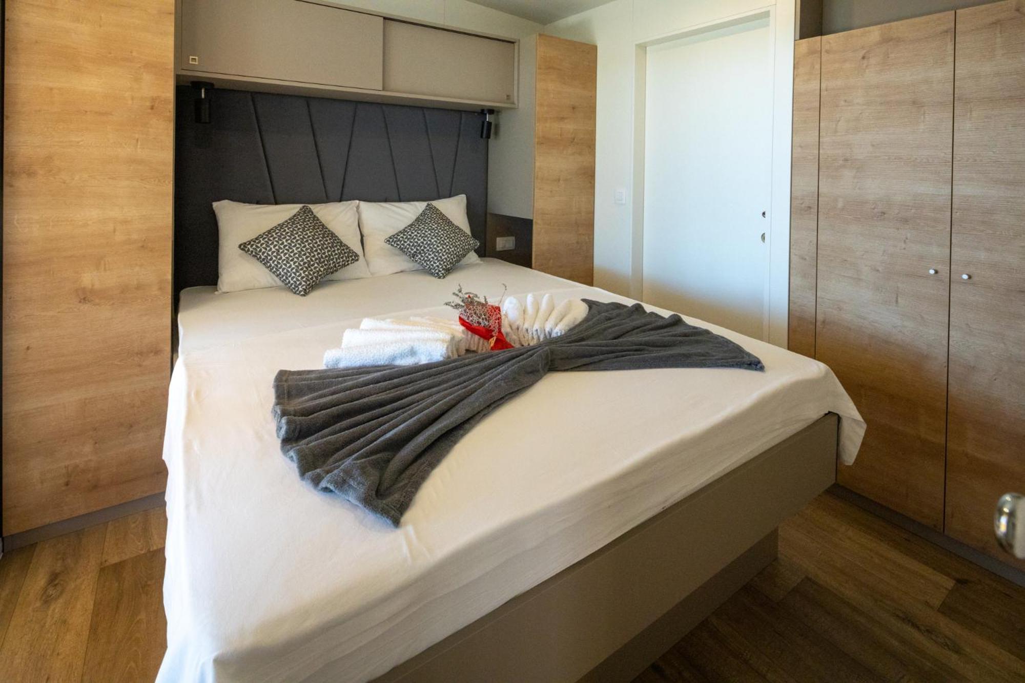 Superior Two-Bedroom Mobile Home with Terrace and Lake View - Photo 5