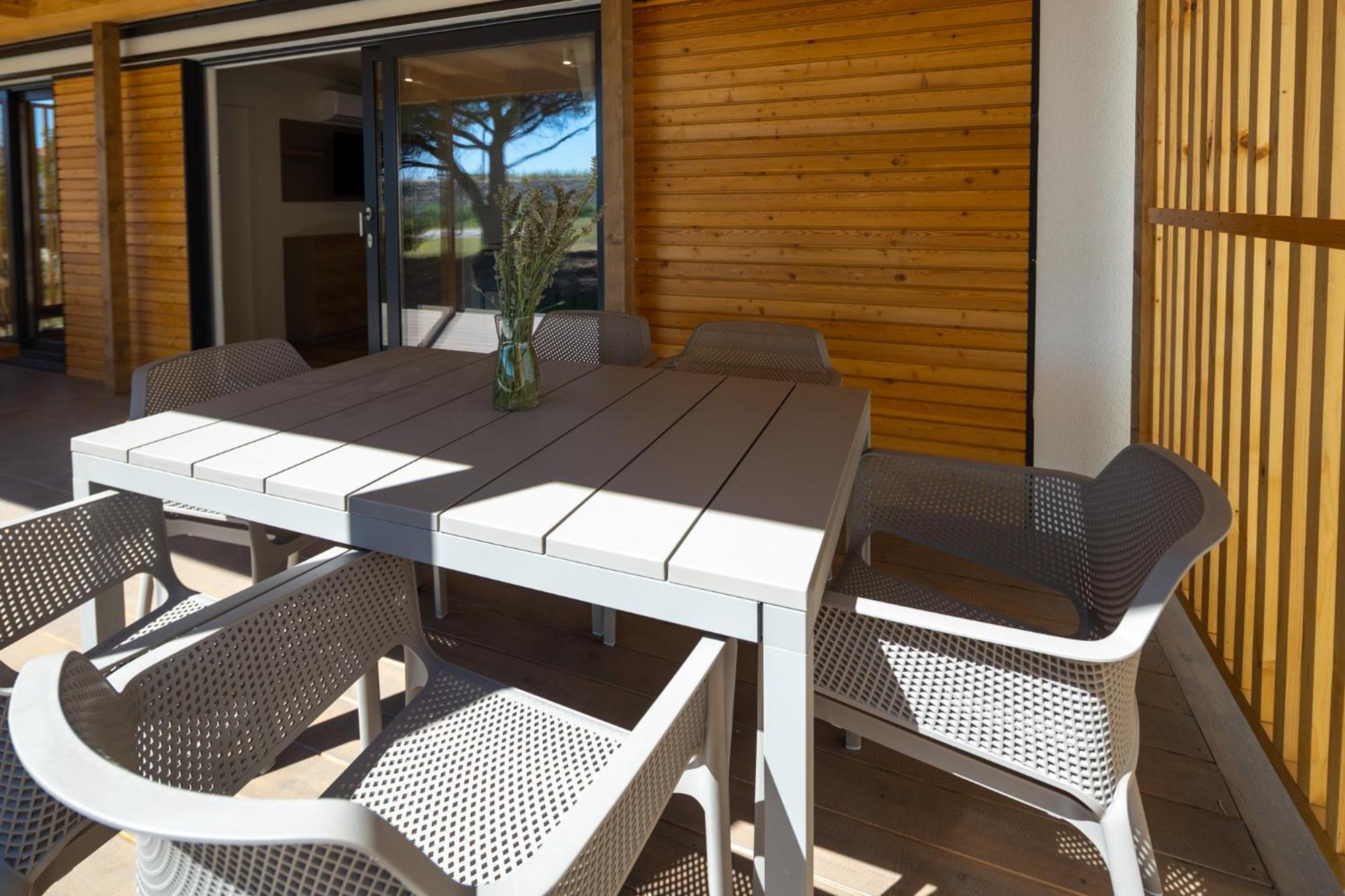 Superior Two-Bedroom Mobile Home with Terrace and Lake View - Photo 4