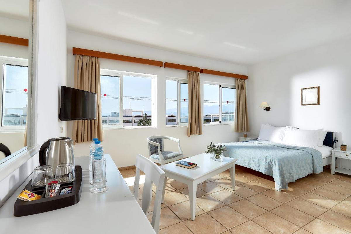 Compact Double Room with Sea View - Photo 2