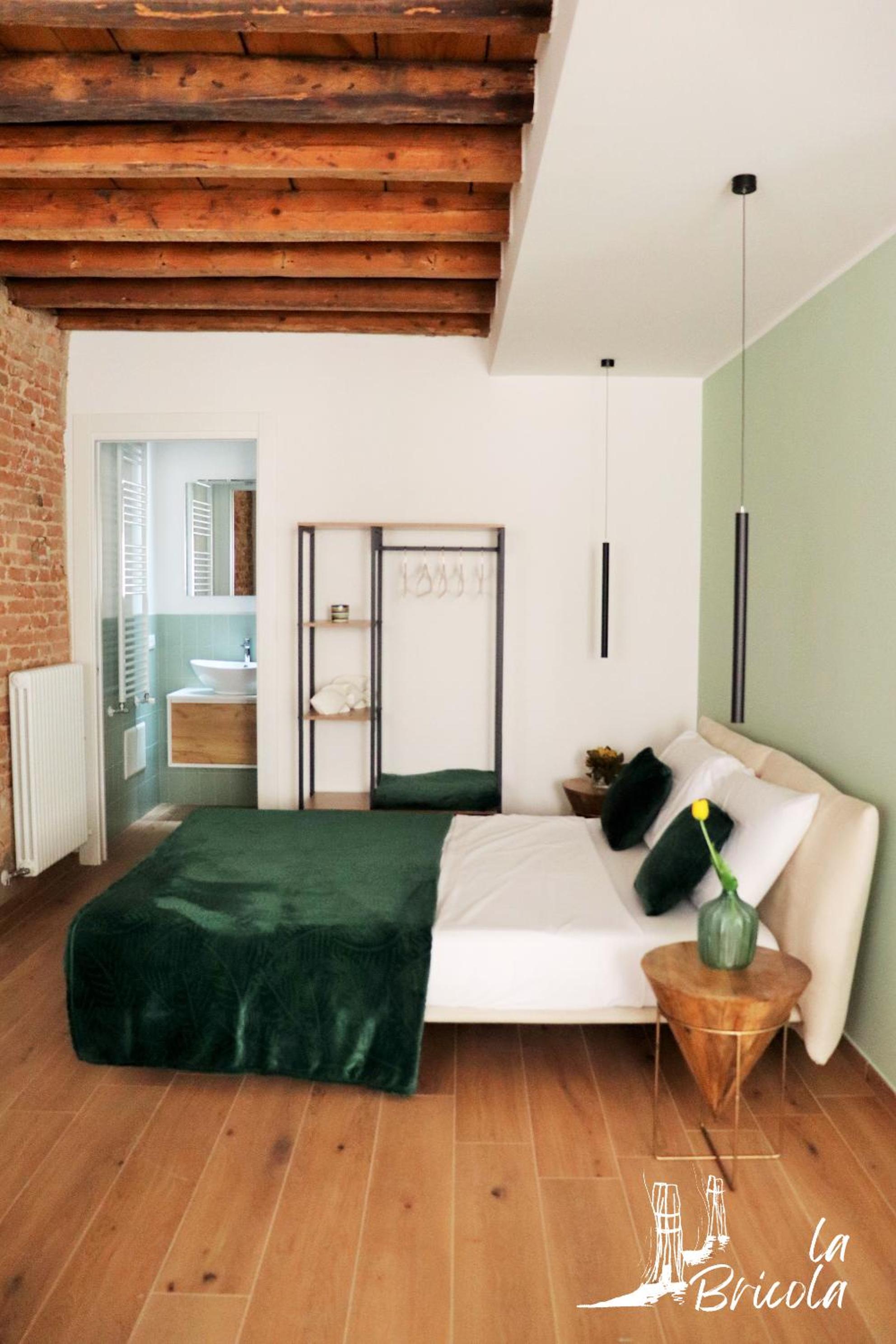 One-Bedroom Apartment photo 2