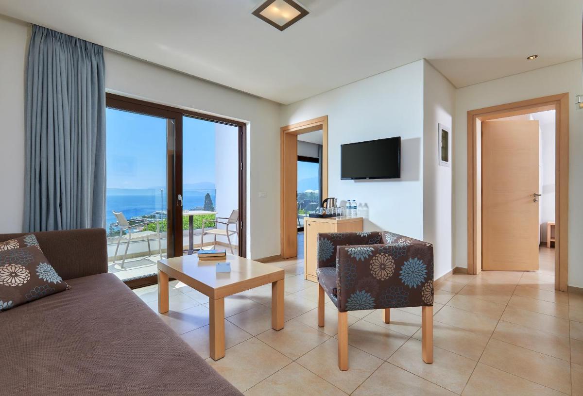 2 Bedroom Superior Family Suite with Panoramic Sea View photo 2
