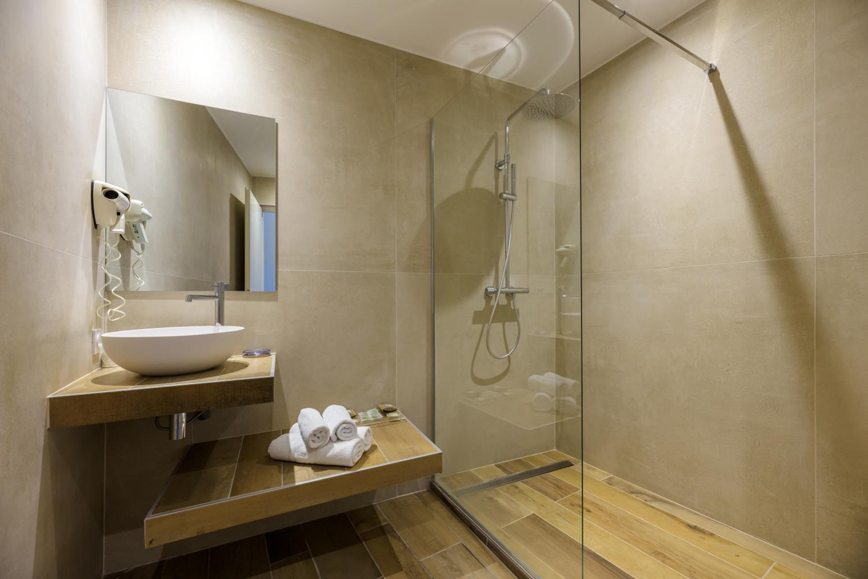 Double or Twin Room with Pool View - Photo 4