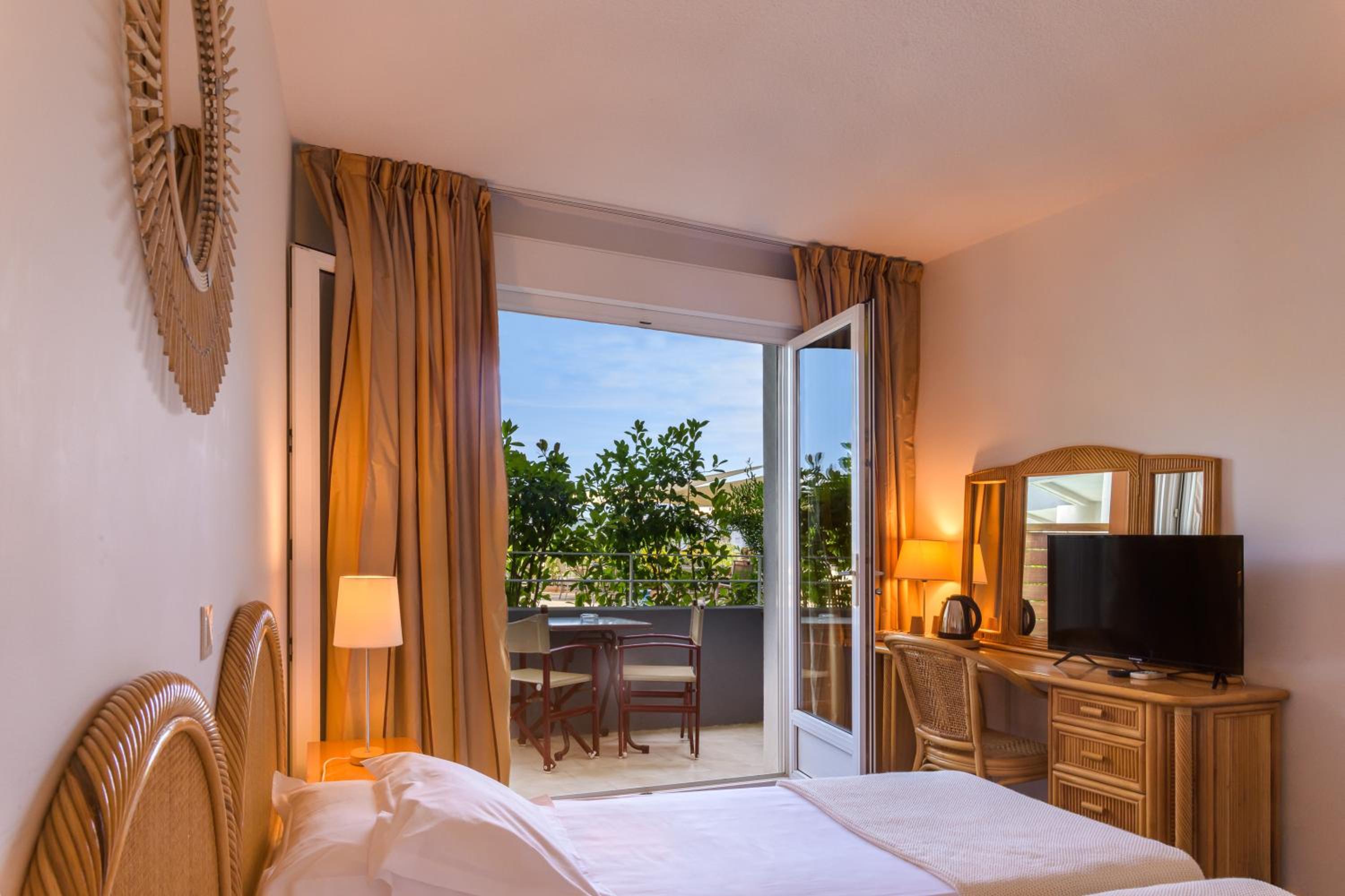 Double or Twin Room with Pool View - Photo 7