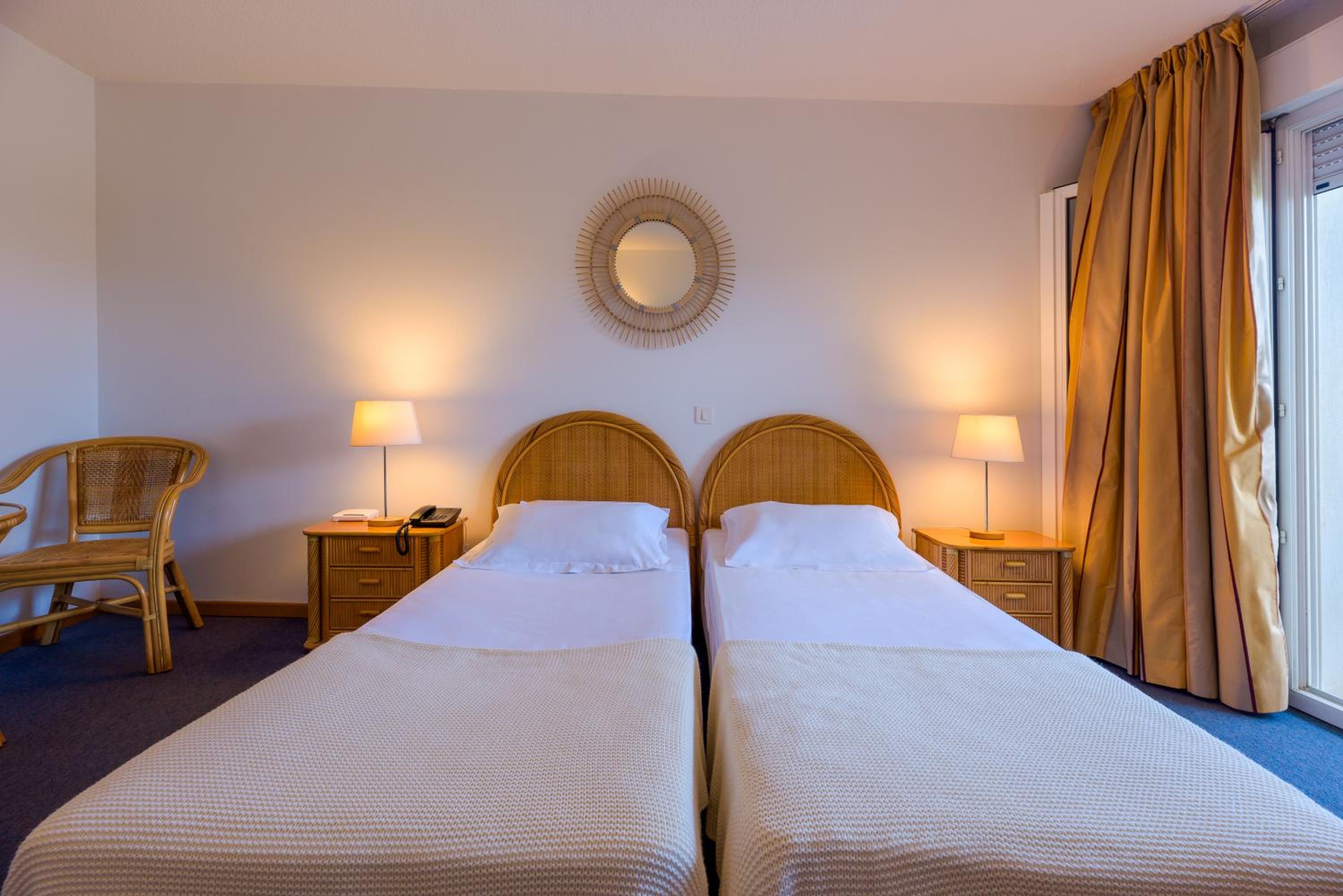 Double or Twin Room with Pool View - Photo 9