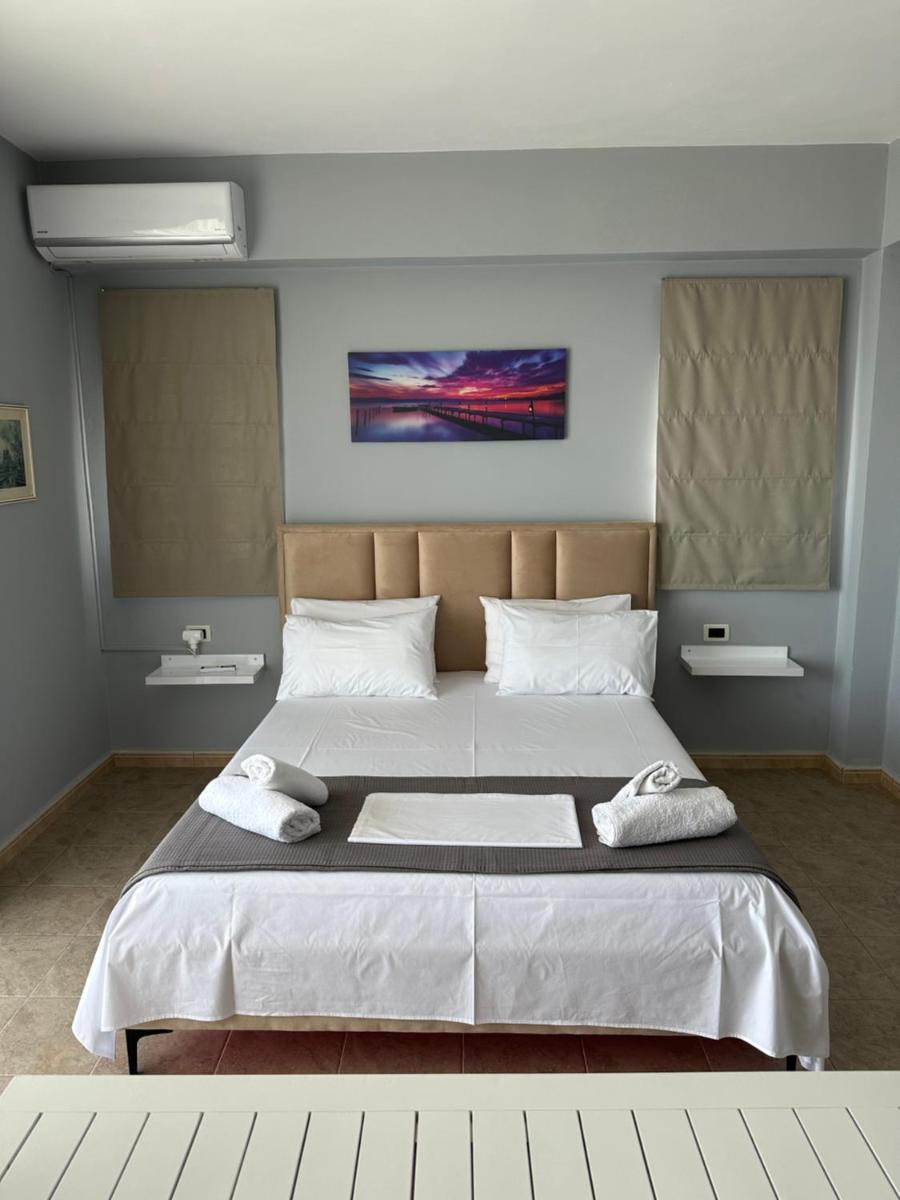 Deluxe Queen Room with Two Queen Beds photo 2