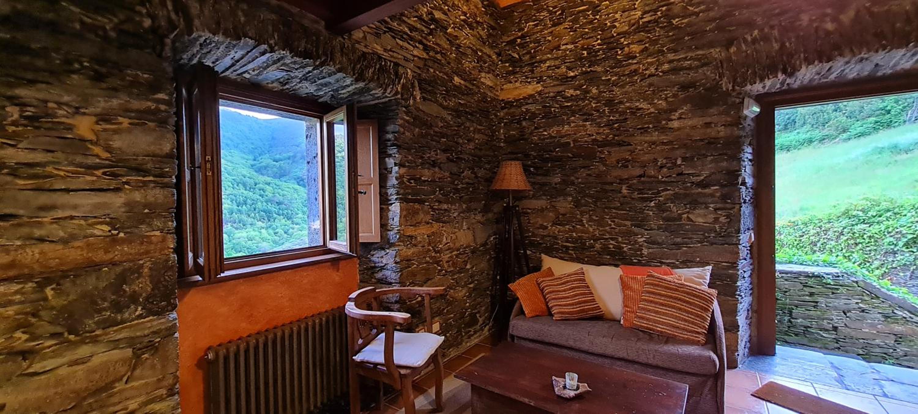 One-Bedroom Apartment with Balcony and Mountain View   photo 2