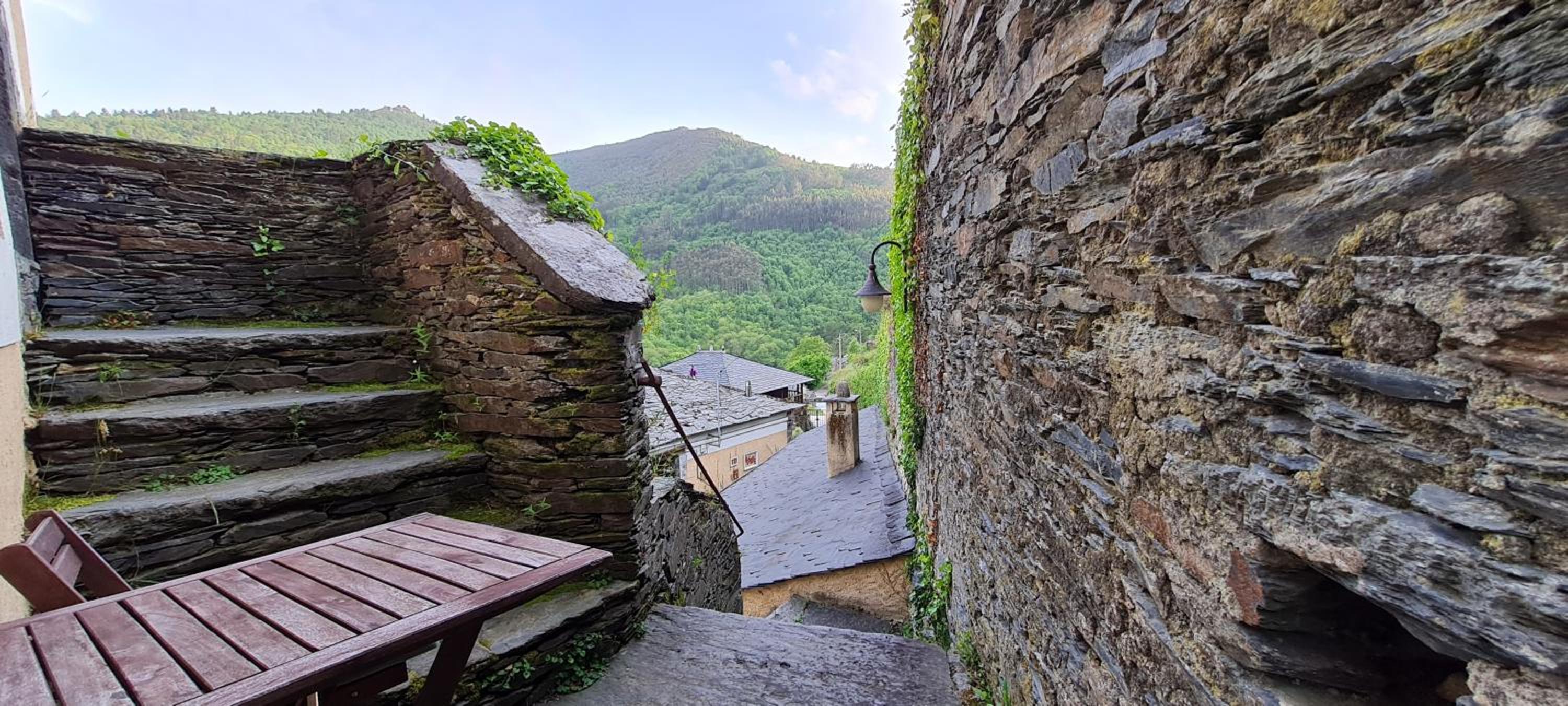 One-Bedroom Apartment with Balcony and Mountain View   photo 3