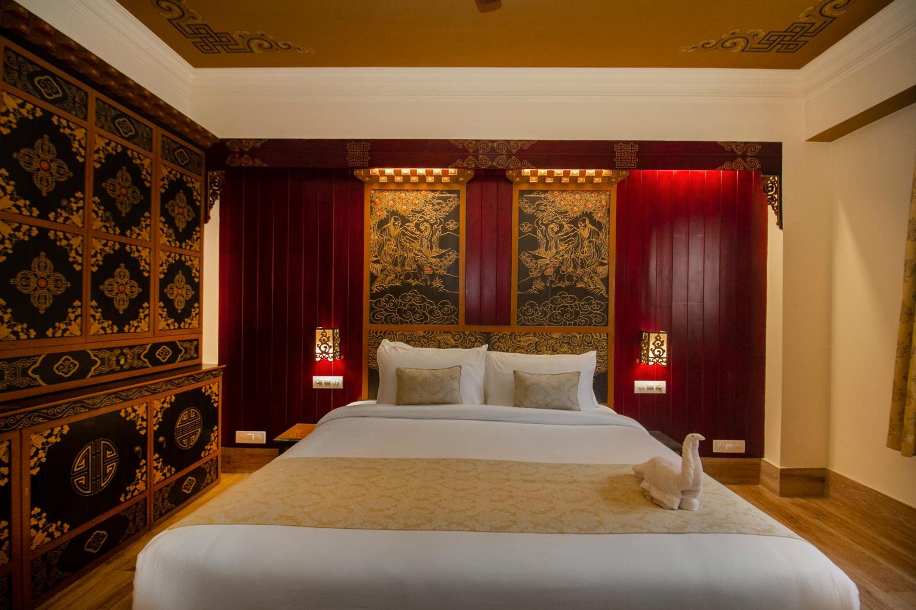 Vajra Suite with Bathtub - Photo 4
