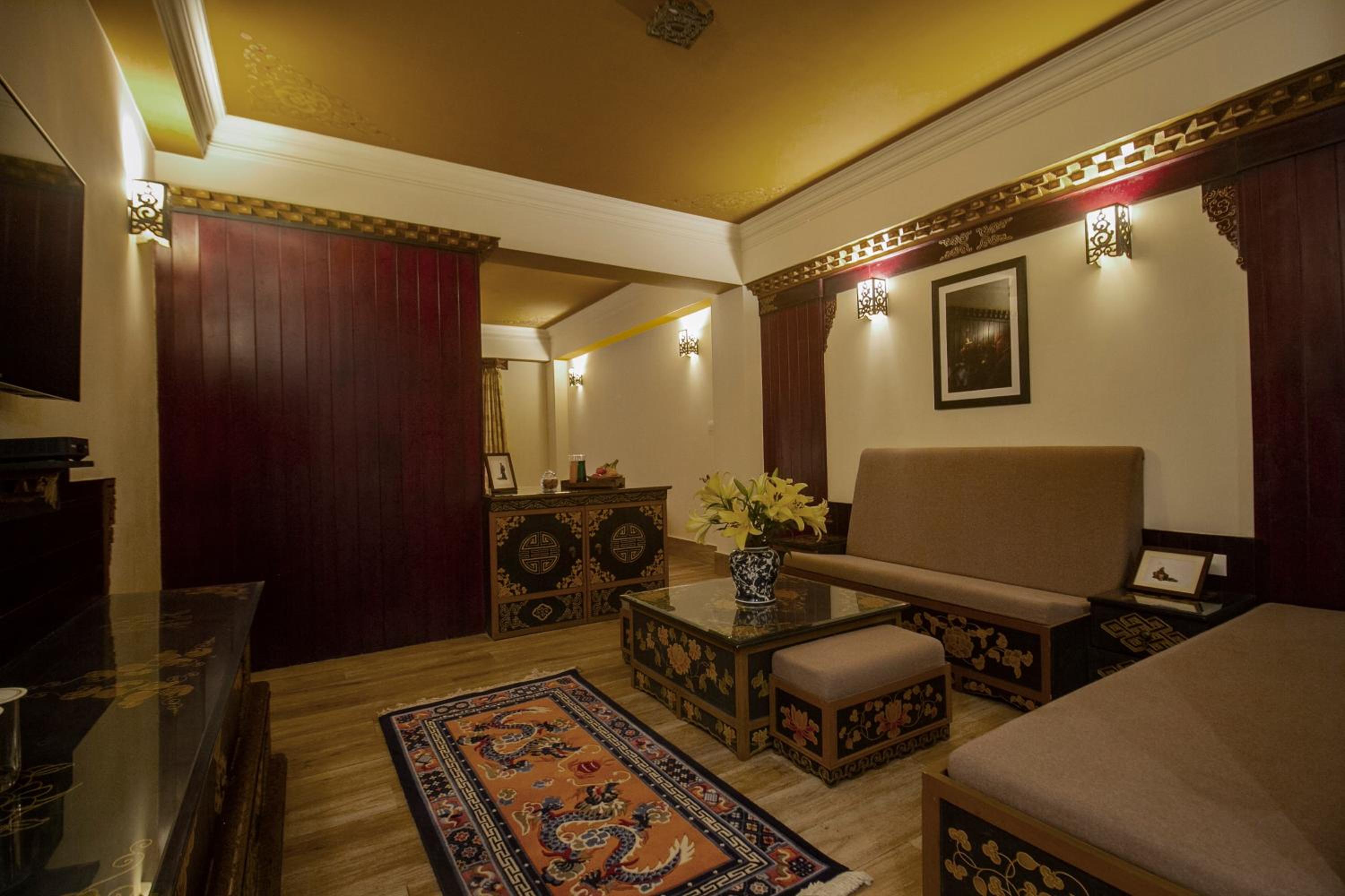 Vajra Suite with Bathtub - Photo 5