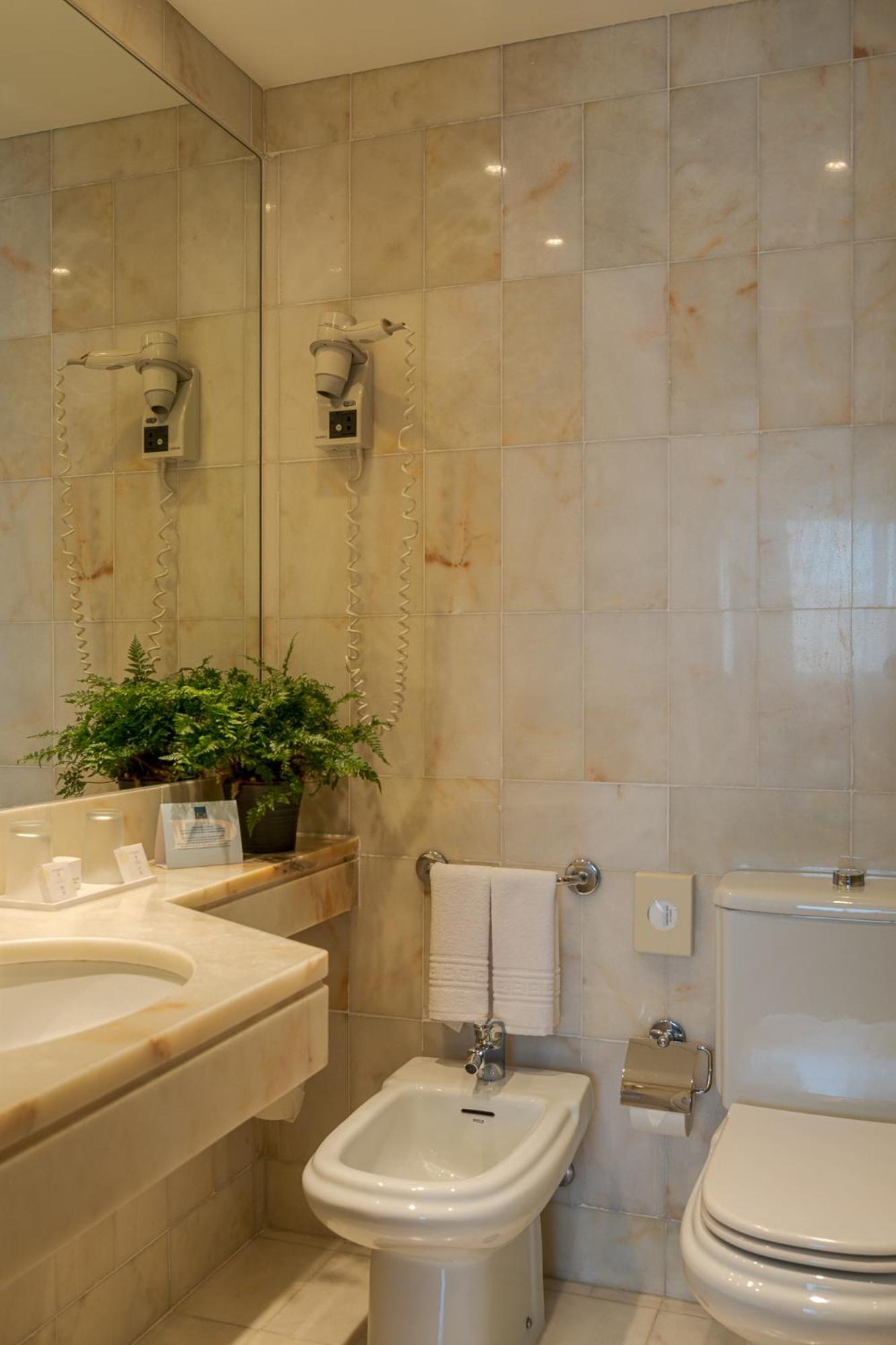 Classic Twin Room - Photo 4